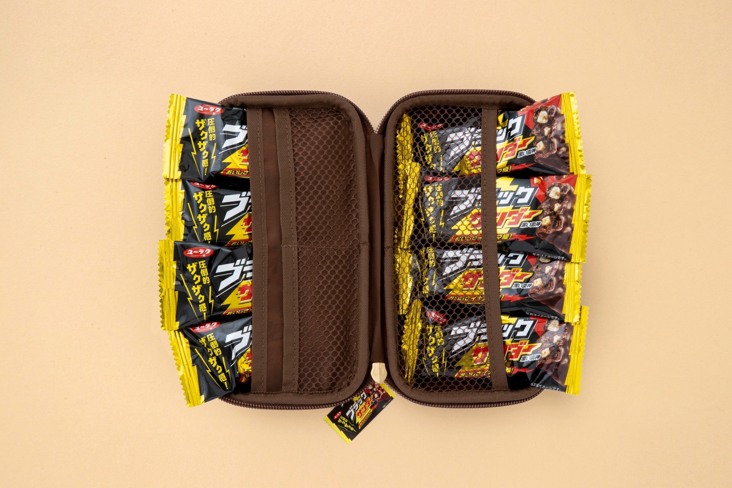 グラッツェ サンダー ハードケース & ポーチセット パッケージもチョコバーポーチも本物そっくり！？『ブラック