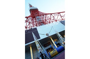 PR天使ZAZYさんが東京タワーの大空を舞う!大人を虜にするプレミアムシリーズ『ブラックサンダー至福のバター』の天にも昇るおいしさを体感!リベンジに成功!