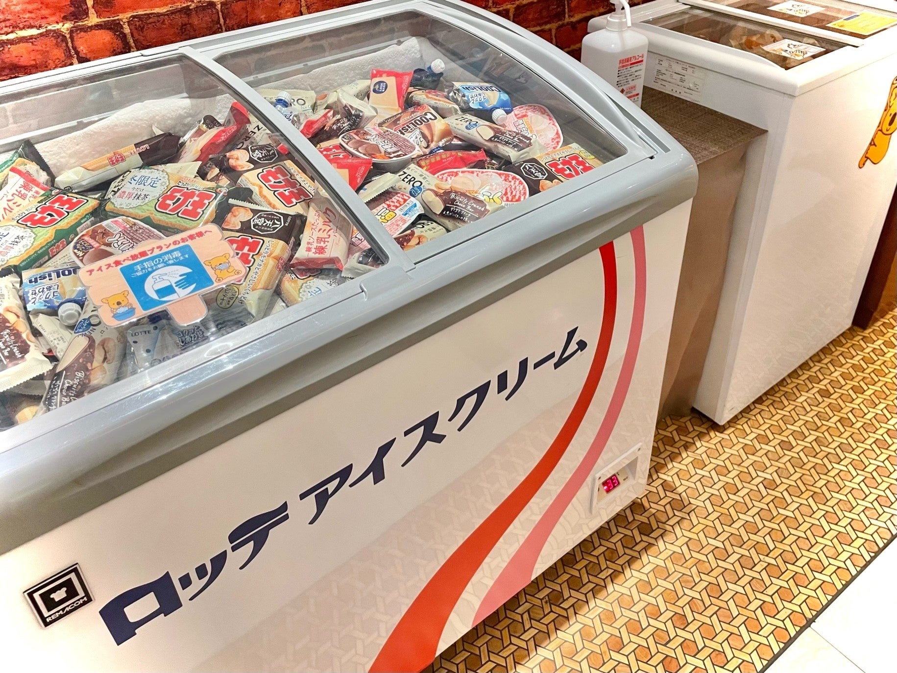 専用ケースにはアイスがたっぷり(アイスケースは4階フロントに設置しております)