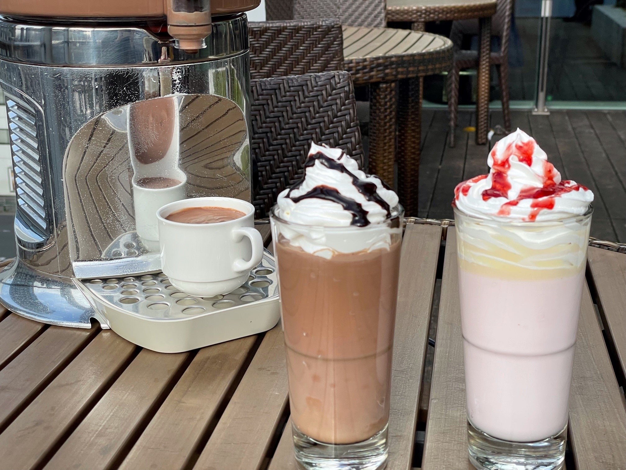 【左・真ん中】ガーナチョコレートドリンク ホット・アイス【右】ガーナピンクチョコレートドリンク