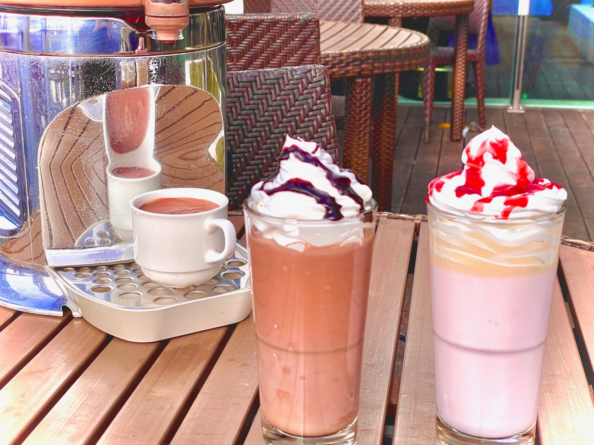 【左・真ん中】ガーナチョコレートドリンク ホット・アイス【右】ガーナピンクチョコレートドリンク