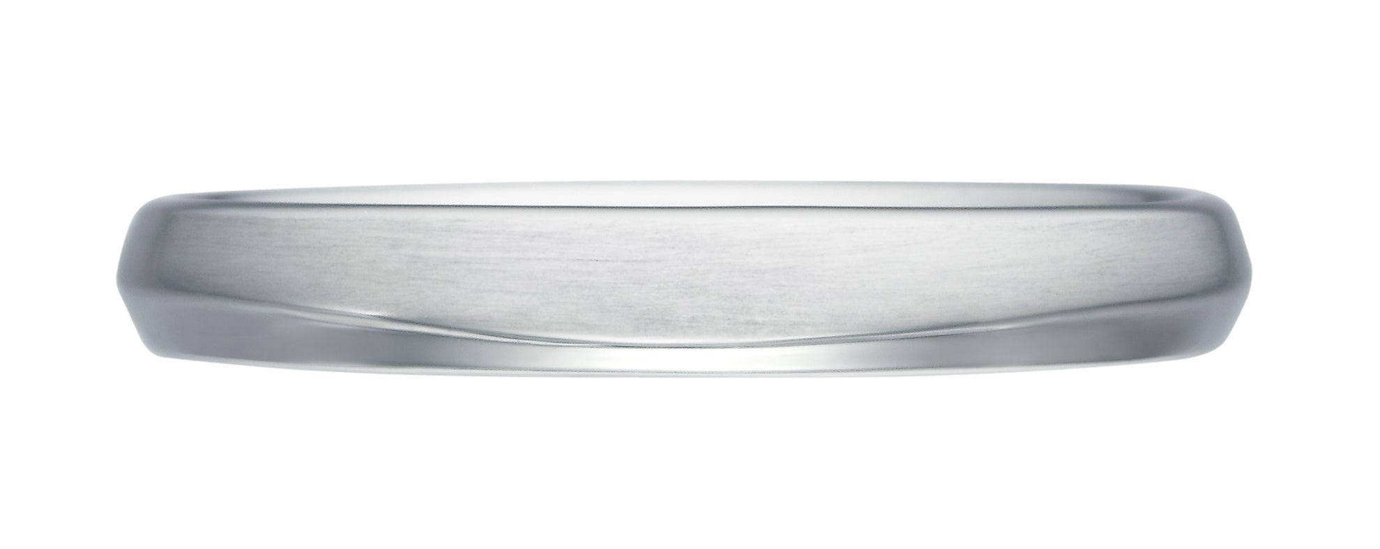 石なしリングは、ストレートタイプ。石ありマリッジリングとお揃い感も残しつつ、シンプルに。