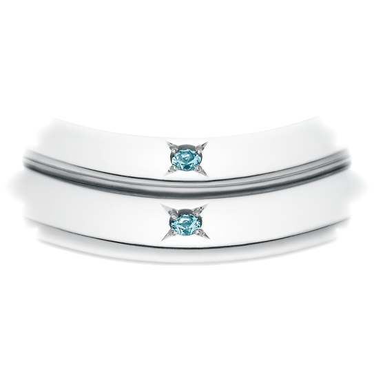 内石のブルートパーズは、魔法の煌めきをイメージした留め方に。