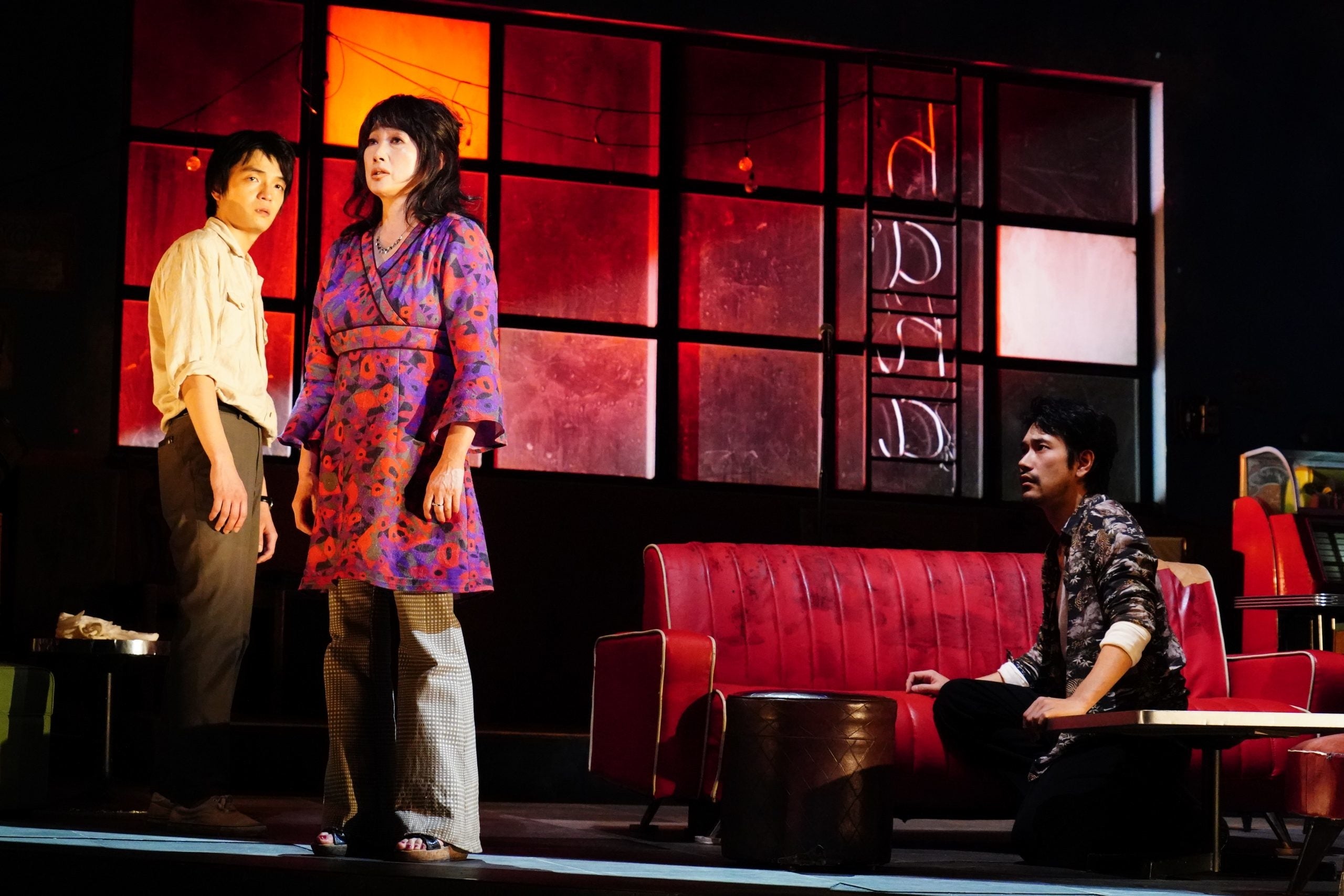 舞台「hana -1970、コザが燃えた日-」 写真提供：ホリプロ