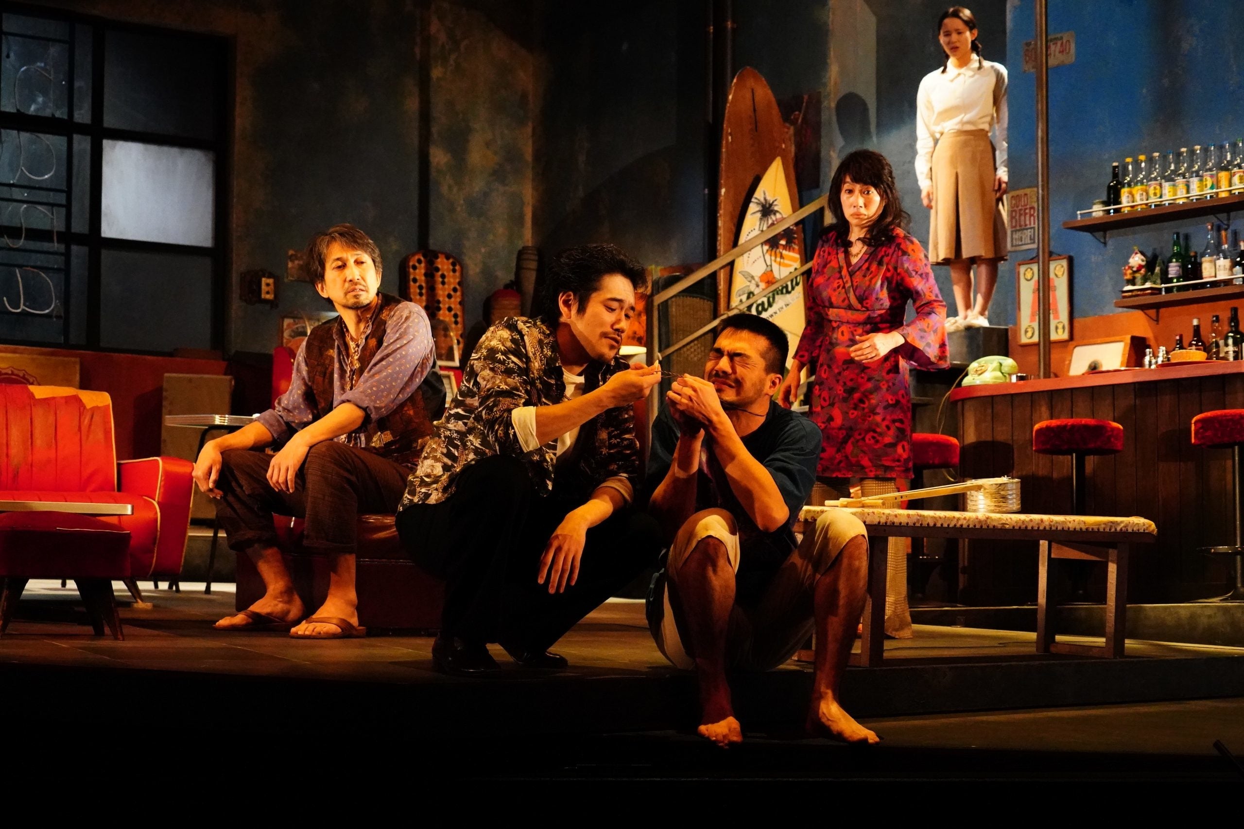 舞台「hana -1970、コザが燃えた日-」 写真提供：ホリプロ