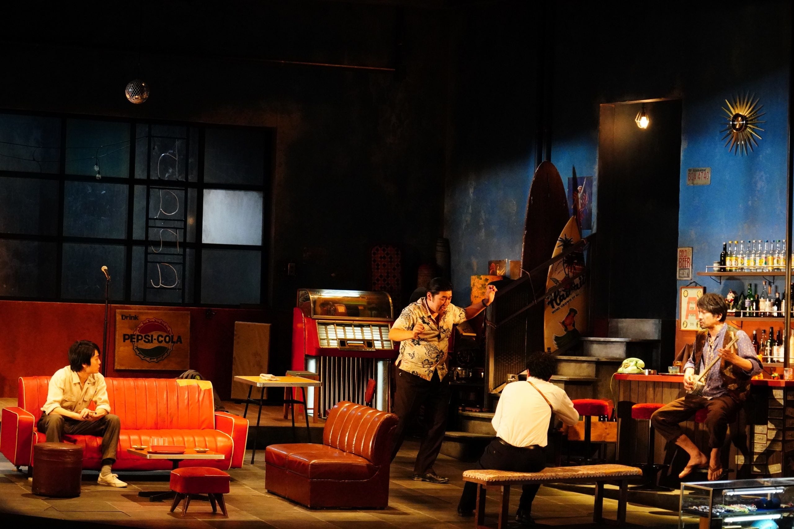 舞台「hana -1970、コザが燃えた日-」 写真提供：ホリプロ