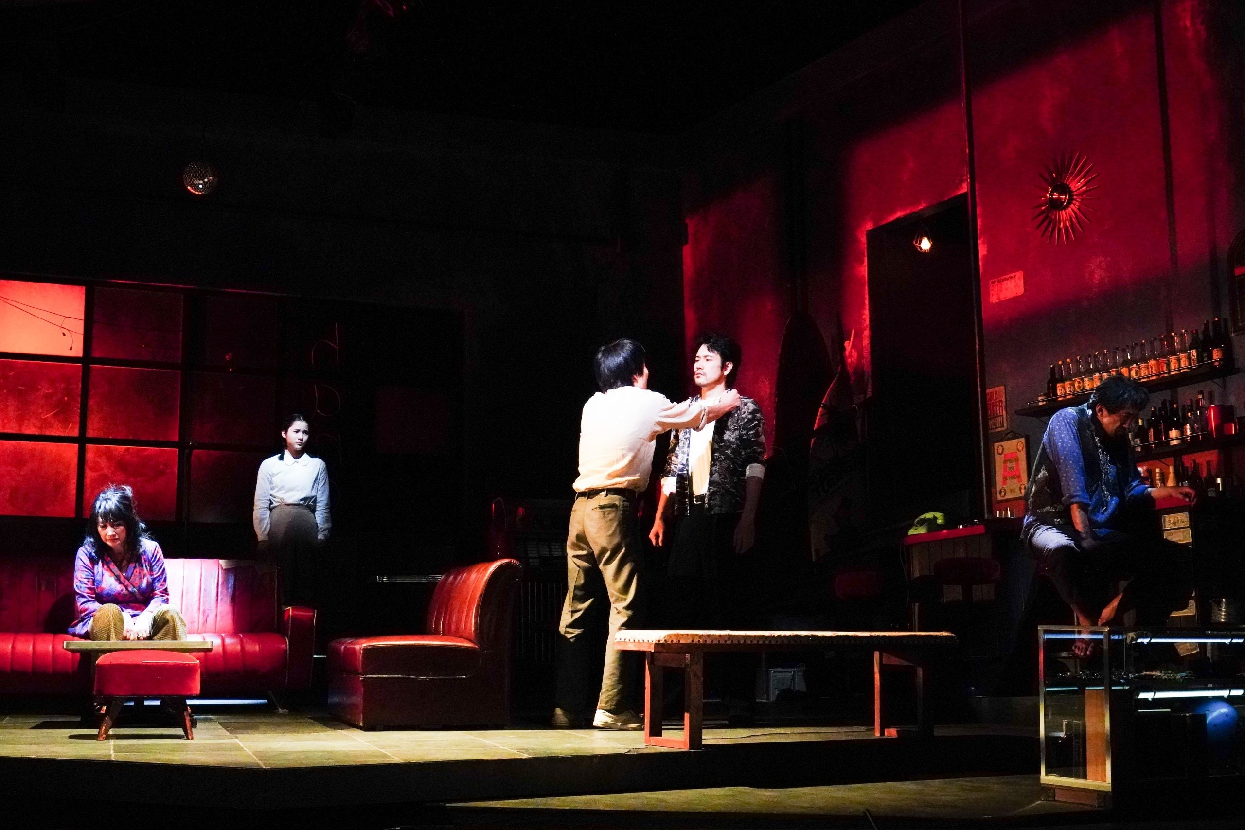 舞台「hana -1970、コザが燃えた日-」 写真提供：ホリプロ