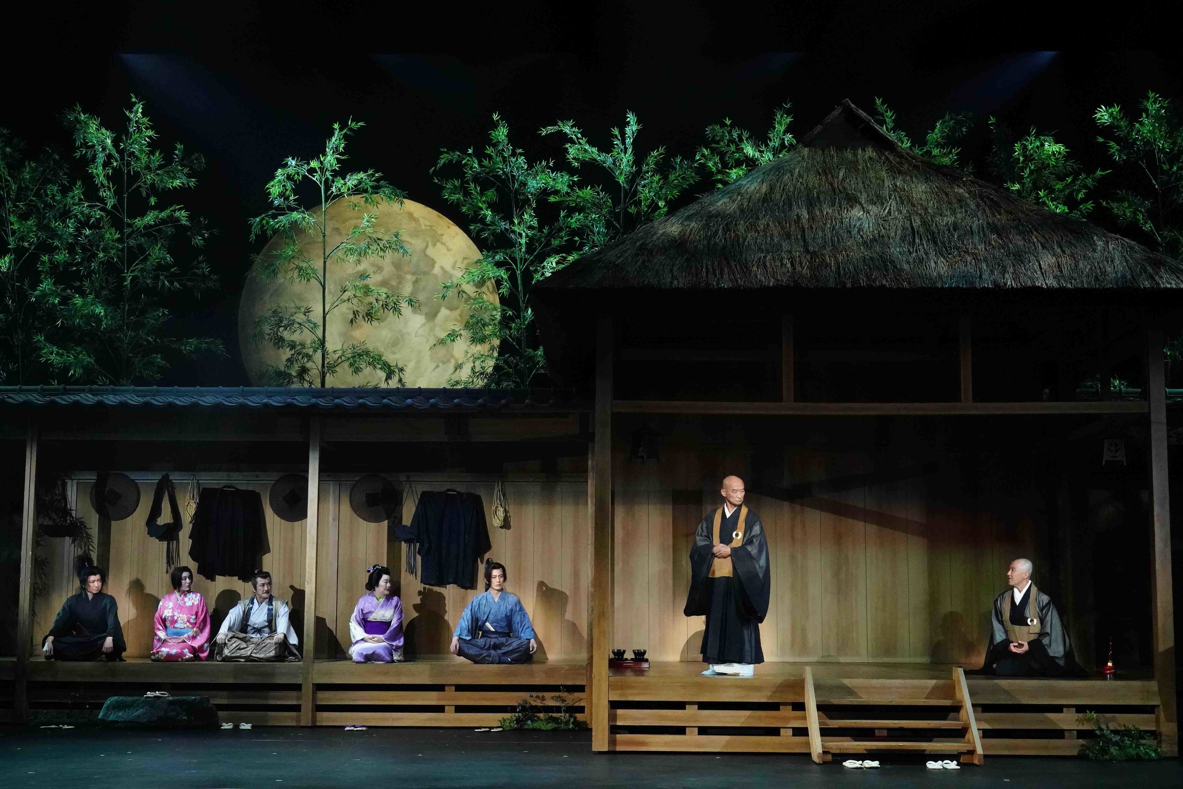 左より　藤原竜也(宮本武蔵役)、鈴木杏(筆屋乙女役)、吉田鋼太郎(柳生宗矩役)、白石加代子(木屋まい)、溝端淳平(佐々木小次郎役)、塚本幸男(沢庵宗彭役)、大石継太(平心役)　撮影：田中亜紀　提供：ホリプロ