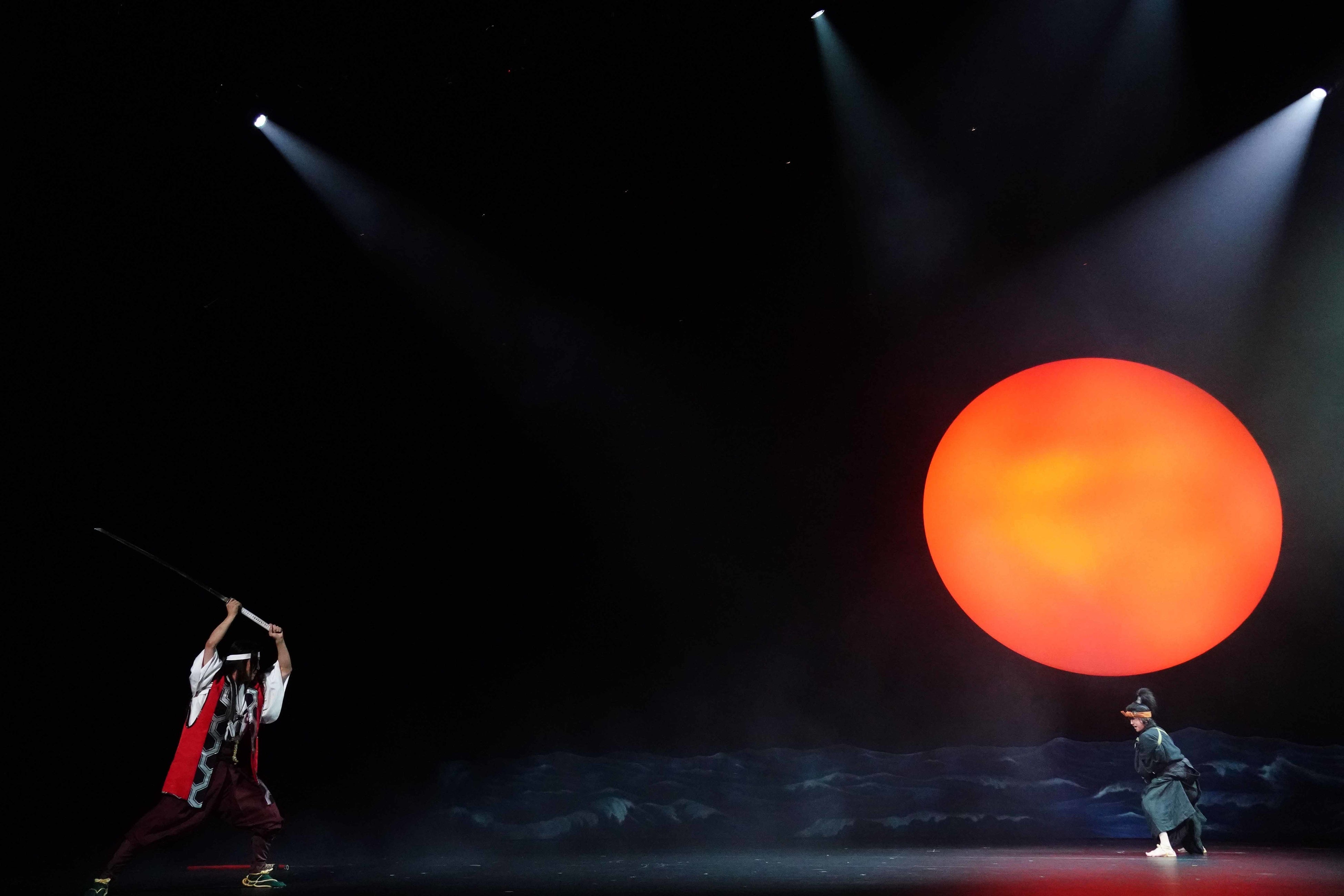 左より　溝端淳平(佐々木小次郎役)、藤原竜也(宮本武蔵役)　撮影：田中亜紀　提供：ホリプロ