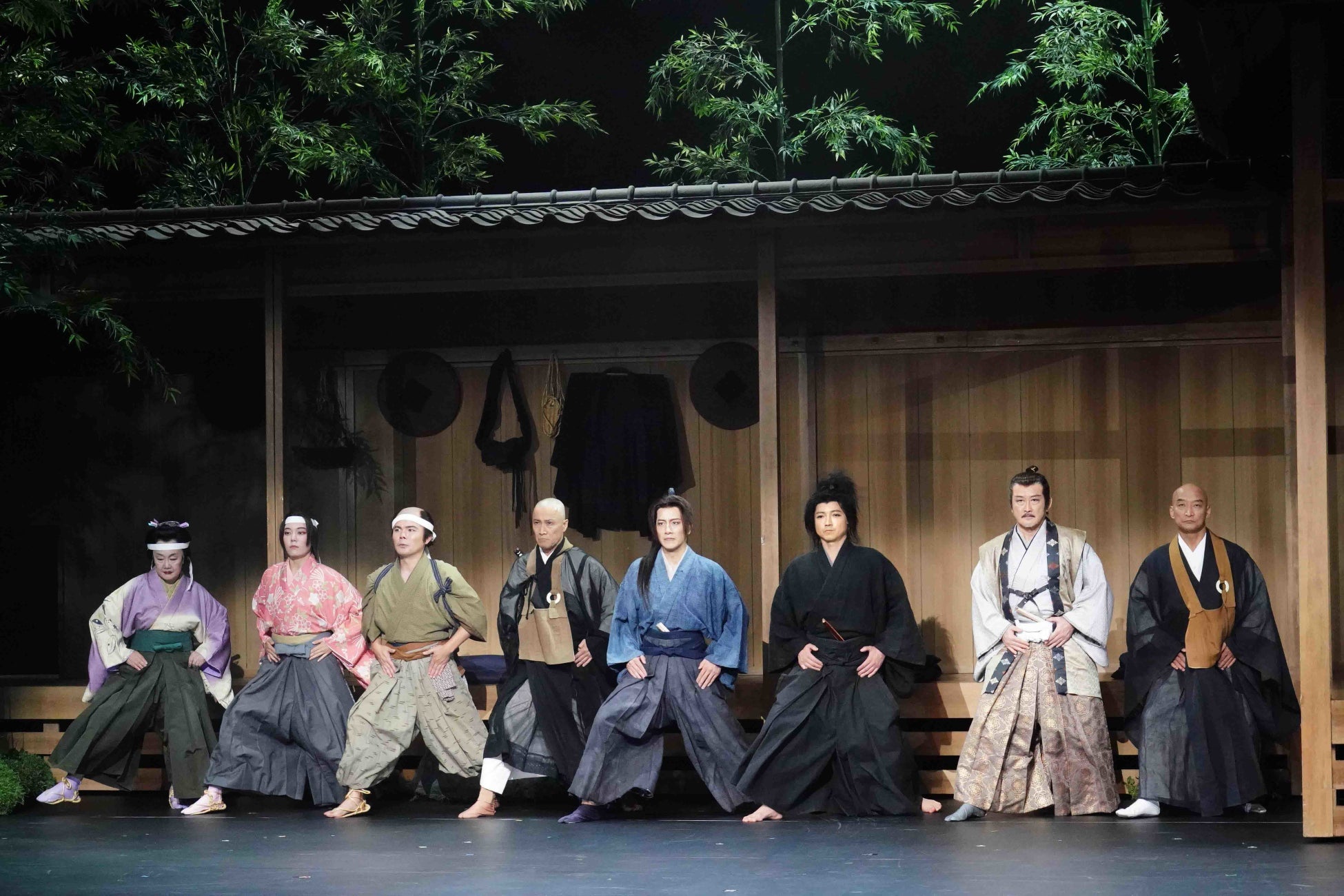 左より 白石加代子(木屋まい役)、鈴木杏(筆屋乙女役)、齋藤慎平(忠助役)、大石継太(平心役)、溝端淳平(佐々木小次郎役)、藤原竜也(宮本武蔵役)、吉田鋼太郎(柳生宗矩役)、塚本幸男(沢庵宗彭役) 撮影:田中亜紀 提供:ホリプロ