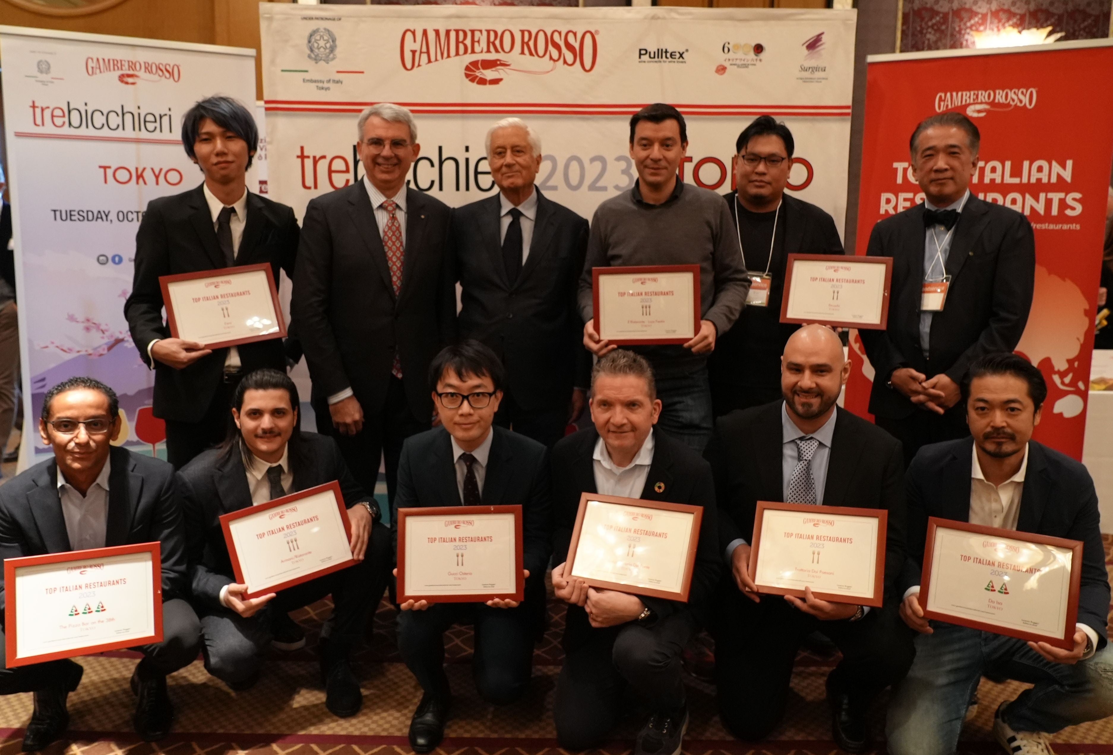 ▲ 2022年10月25日（火）ザ・リッツ・カールトン東京で行われた ガンベロロッソ主催「トップ・イタリアンレストラン」表彰式の様子 前列の左から4番目が当店の東京店総料理長ステファノ・ダル・モーロ