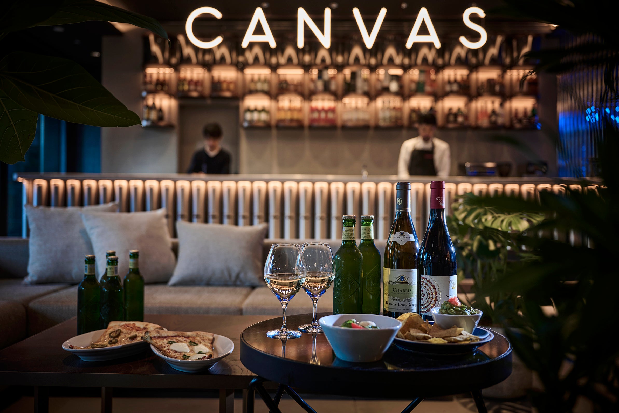 ▲豊富な種類のお酒に合わせて誰かとシェアしたくなるフードメニュー。 深夜のスイーツもおすすめ