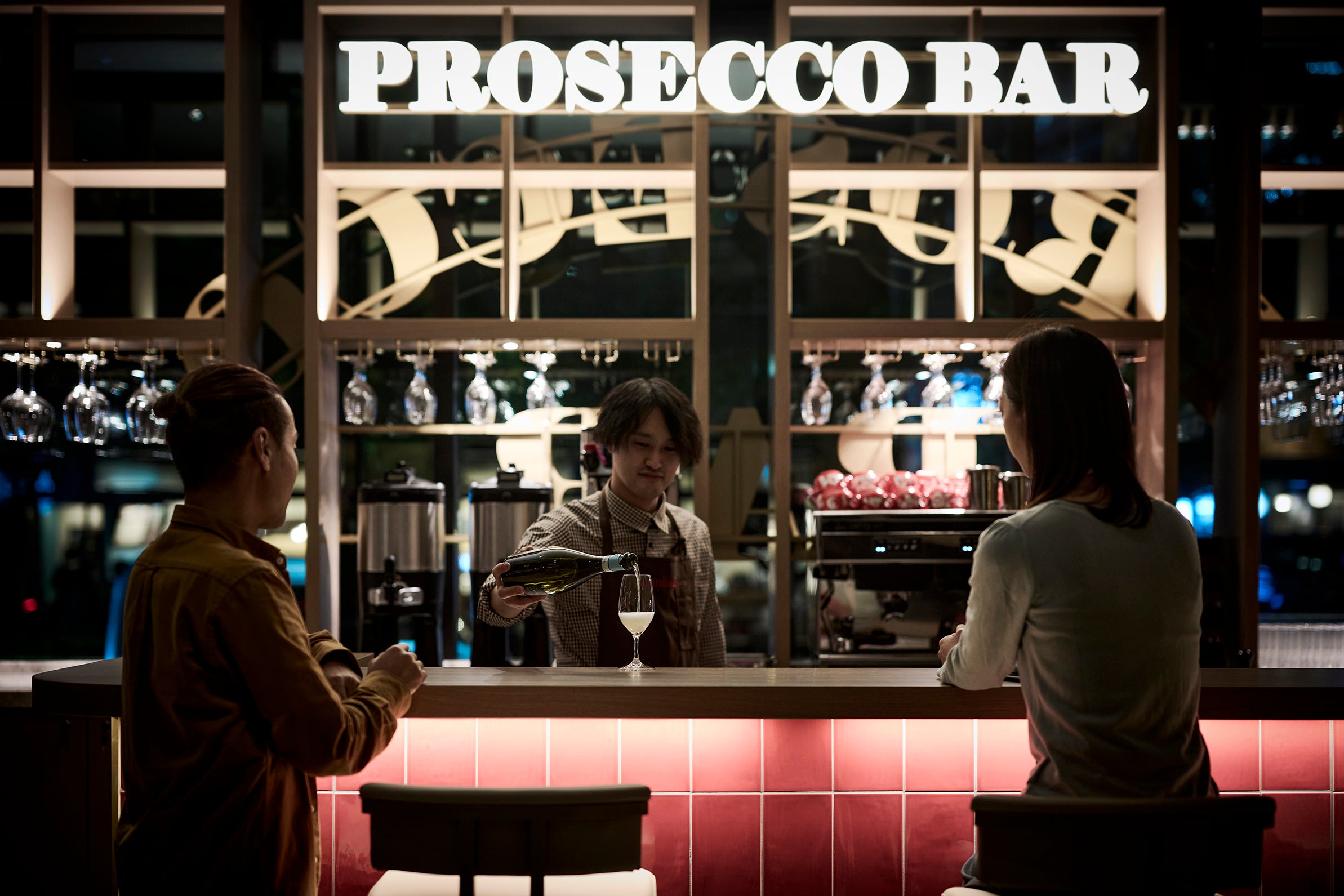 ▲ひとりでも立ち寄りやすい明るい雰囲気のバーカウンター