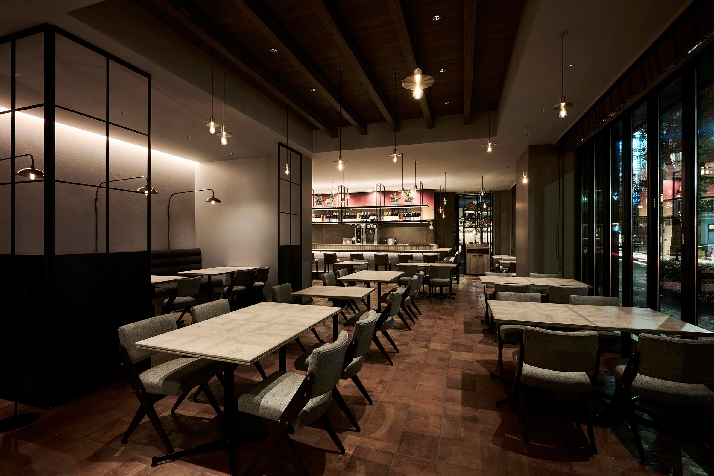 ▲夜はディナーとお酒がゆっくりと楽しめる落ちついた空間に