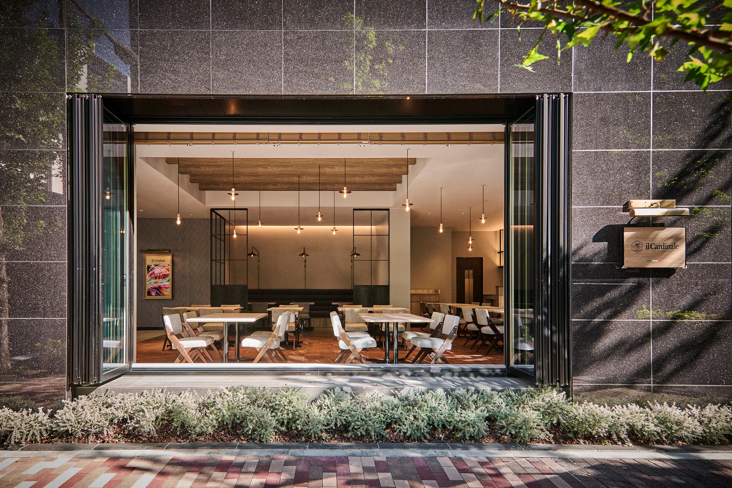 　▲交詢社通りから眺める店内の様子