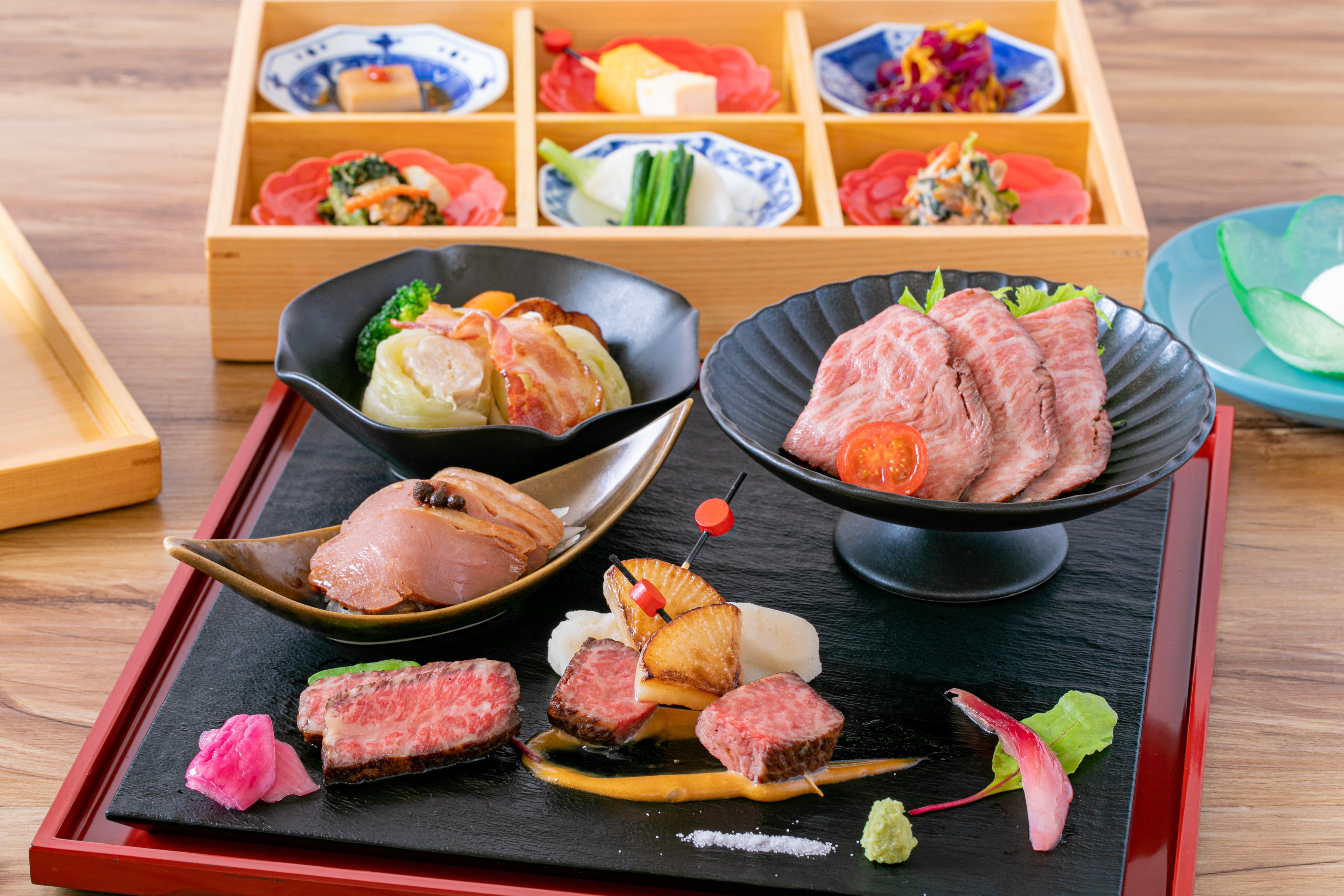 左上から時計回りで「ロールキャベツの柚子こしょう煮」「和牛ロースのローストビーフ」 「黒毛和牛ステーキ ピンチョス仕立て」「紅茶鴨の山椒煮」