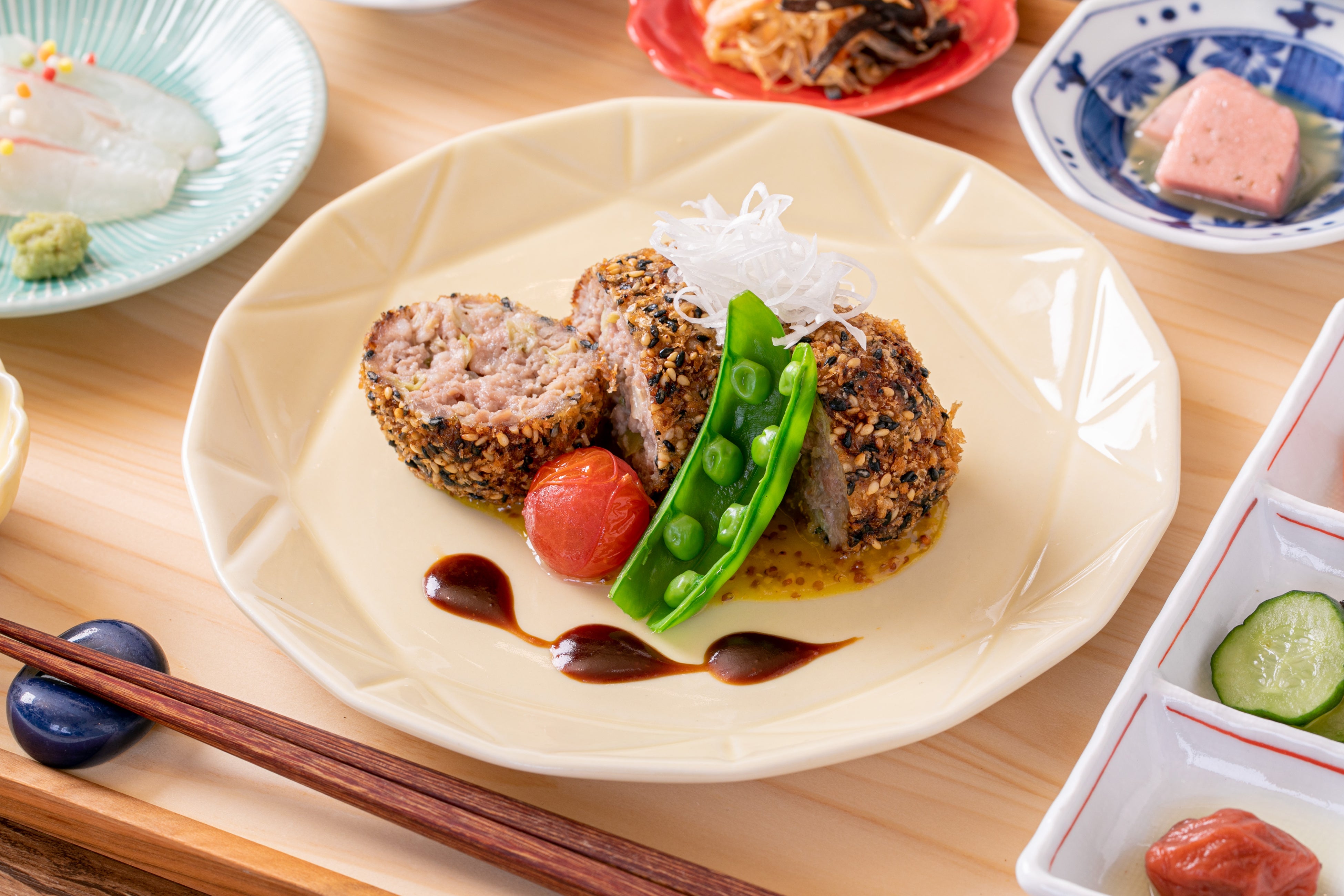 肉：キャベツのメンチカツ　二色のソースで