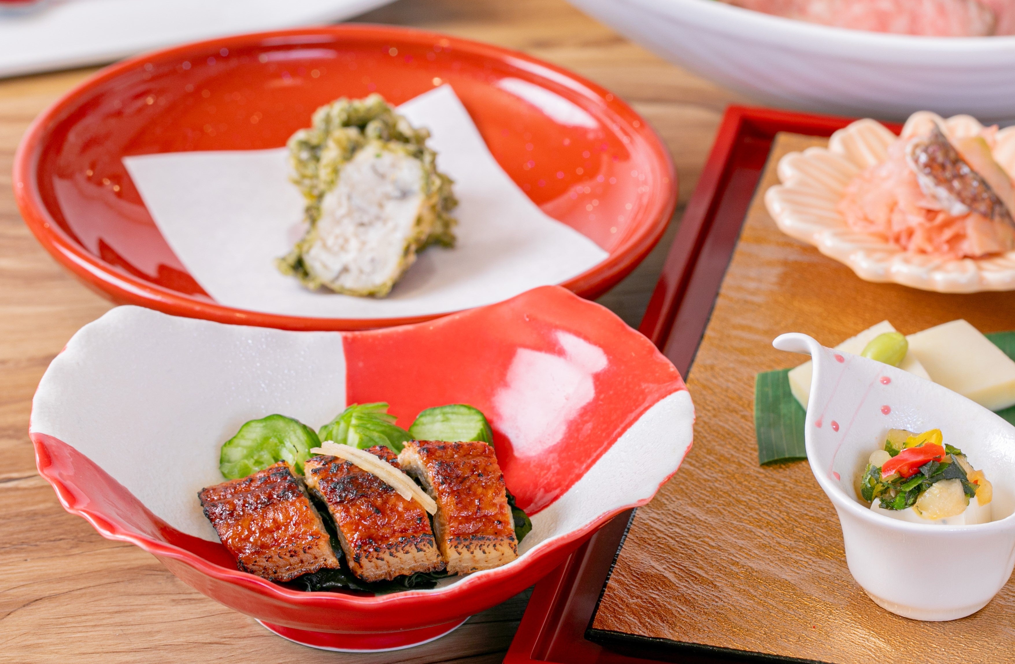 揚げ物：鱧真丈としょうがの磯部揚げ（写真上） 刺身：鰻ときゅうりの酢の物（写真下）