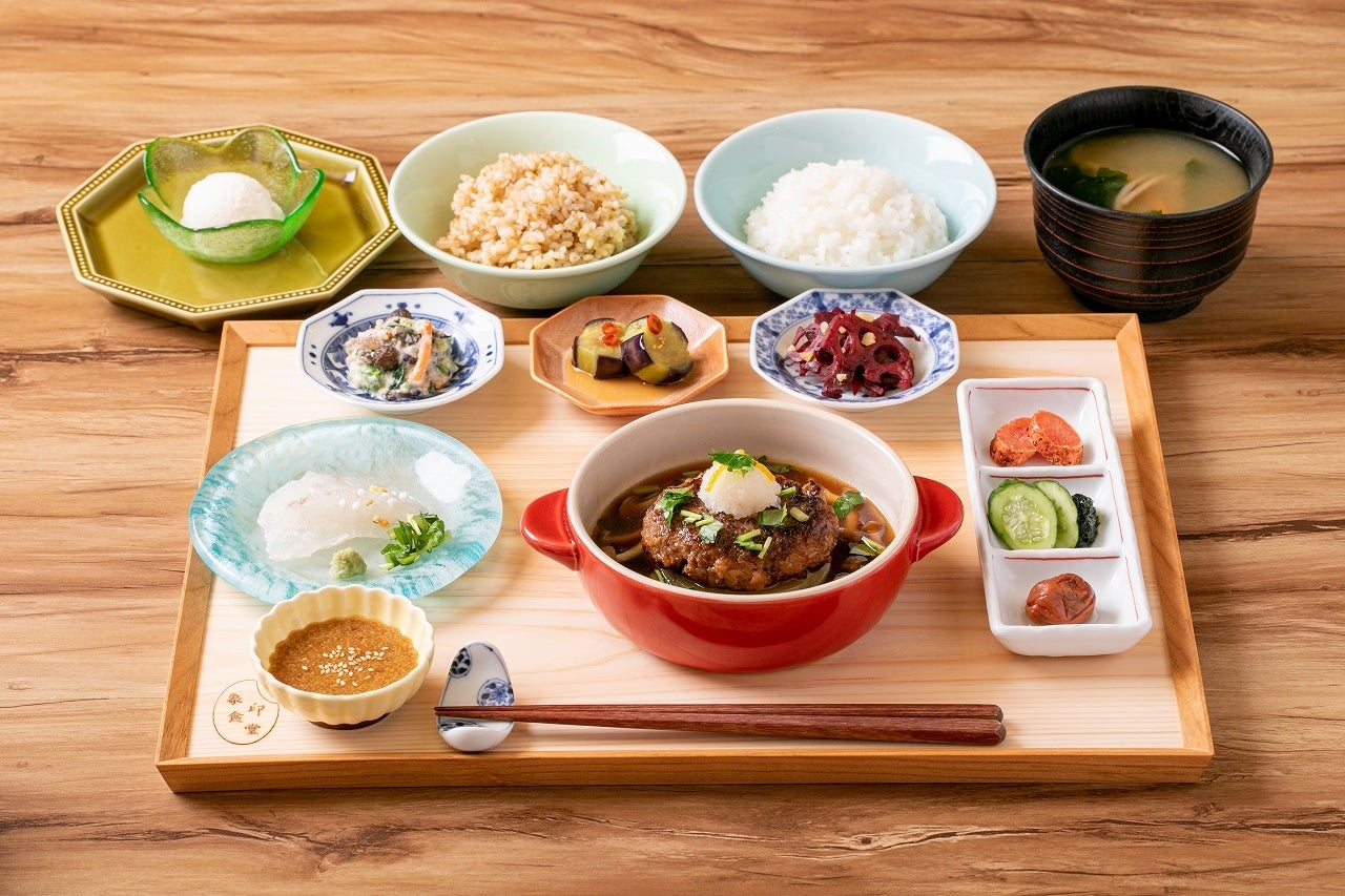 「象印御膳」（写真の主菜は、和風煮込みハンバーグきのこたっぷりソース）
