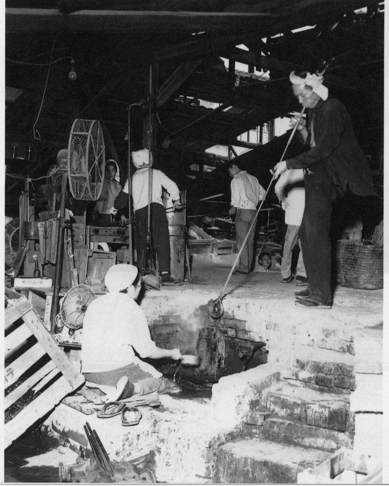 手吹きでの中瓶製造の様子