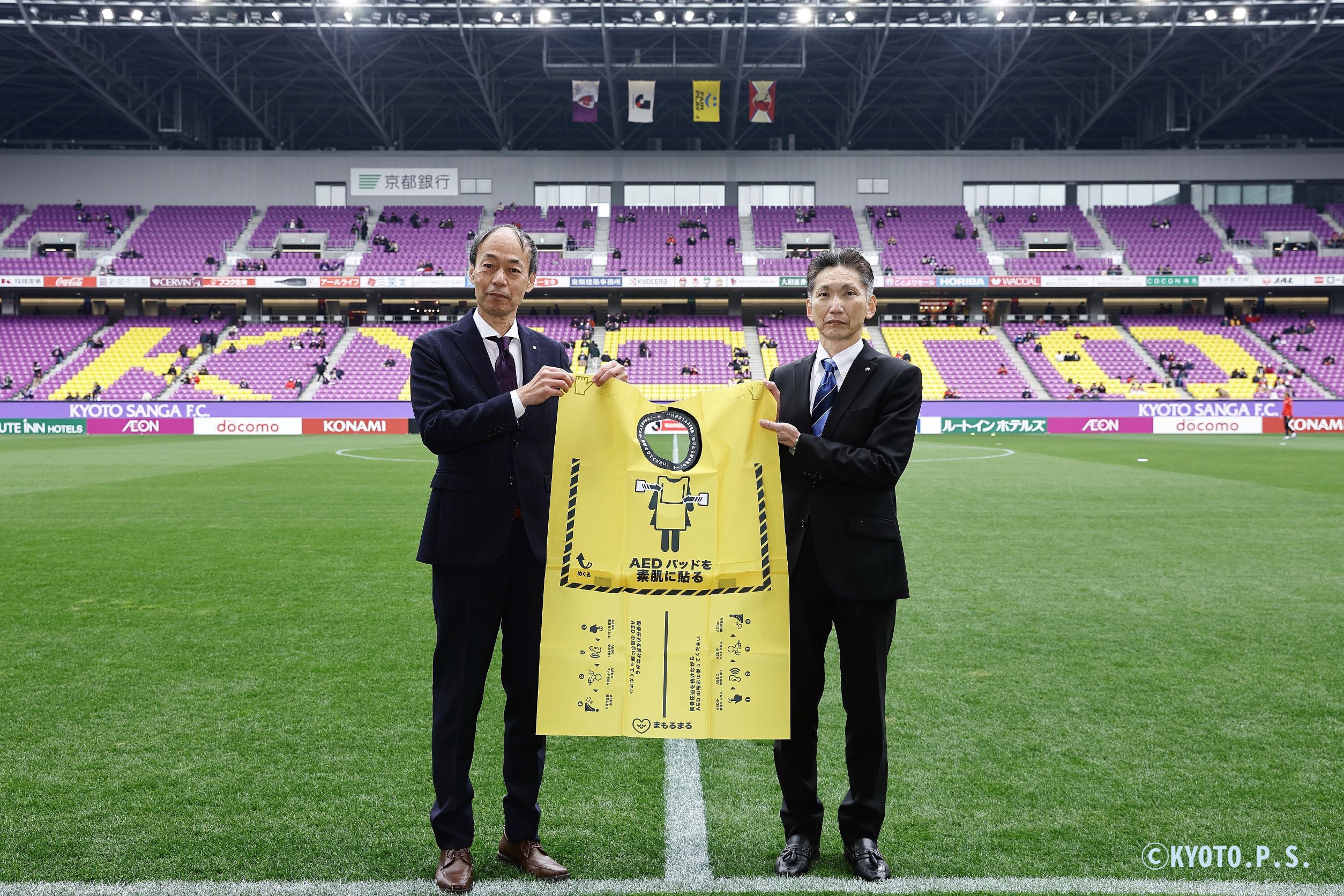 （左）弊社社長・笹川泰弘 （右） 京都府文化スポーツ部 部長・浅山尚紀氏