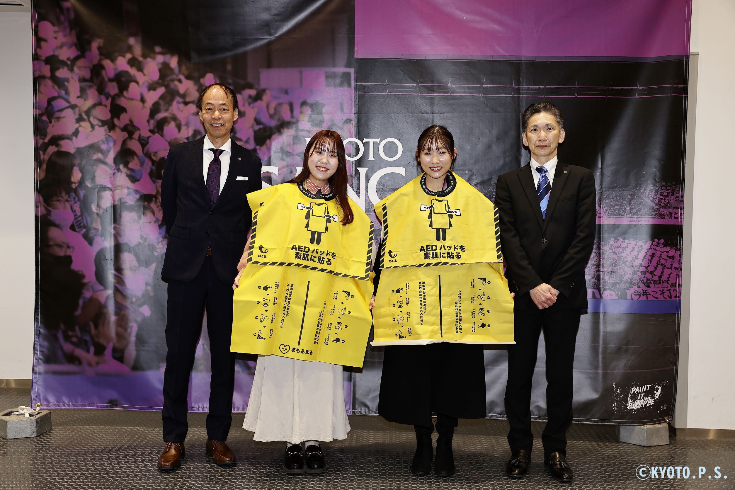 （左から）弊社社長・笹川泰弘、公益財団法人日本AED財団学生チーム・松村美優さん、琴浦陽南さん、京都府文化スポーツ部部長・浅山尚紀氏