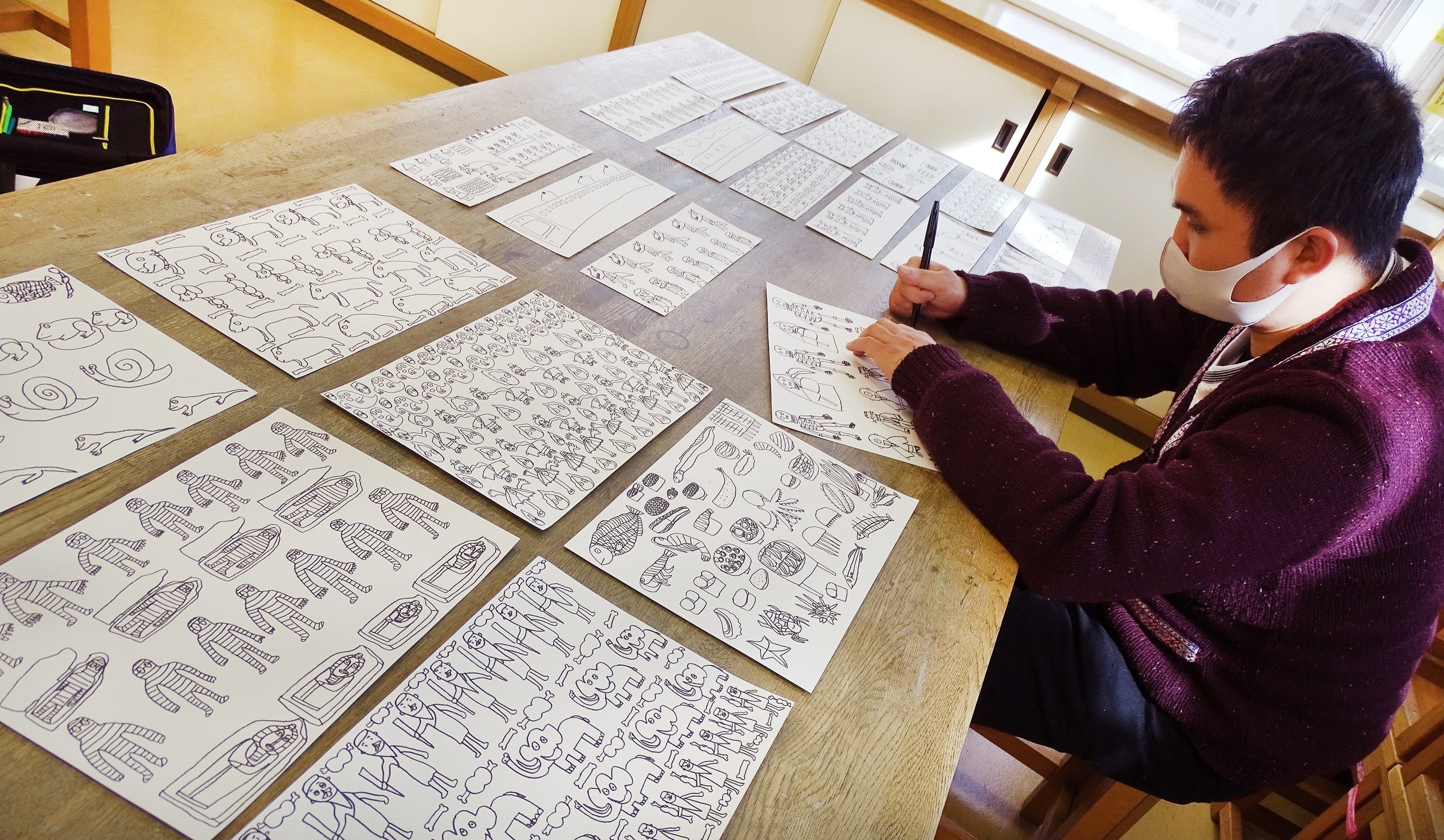 定期的に福祉作業所と行っている絵の制作現場