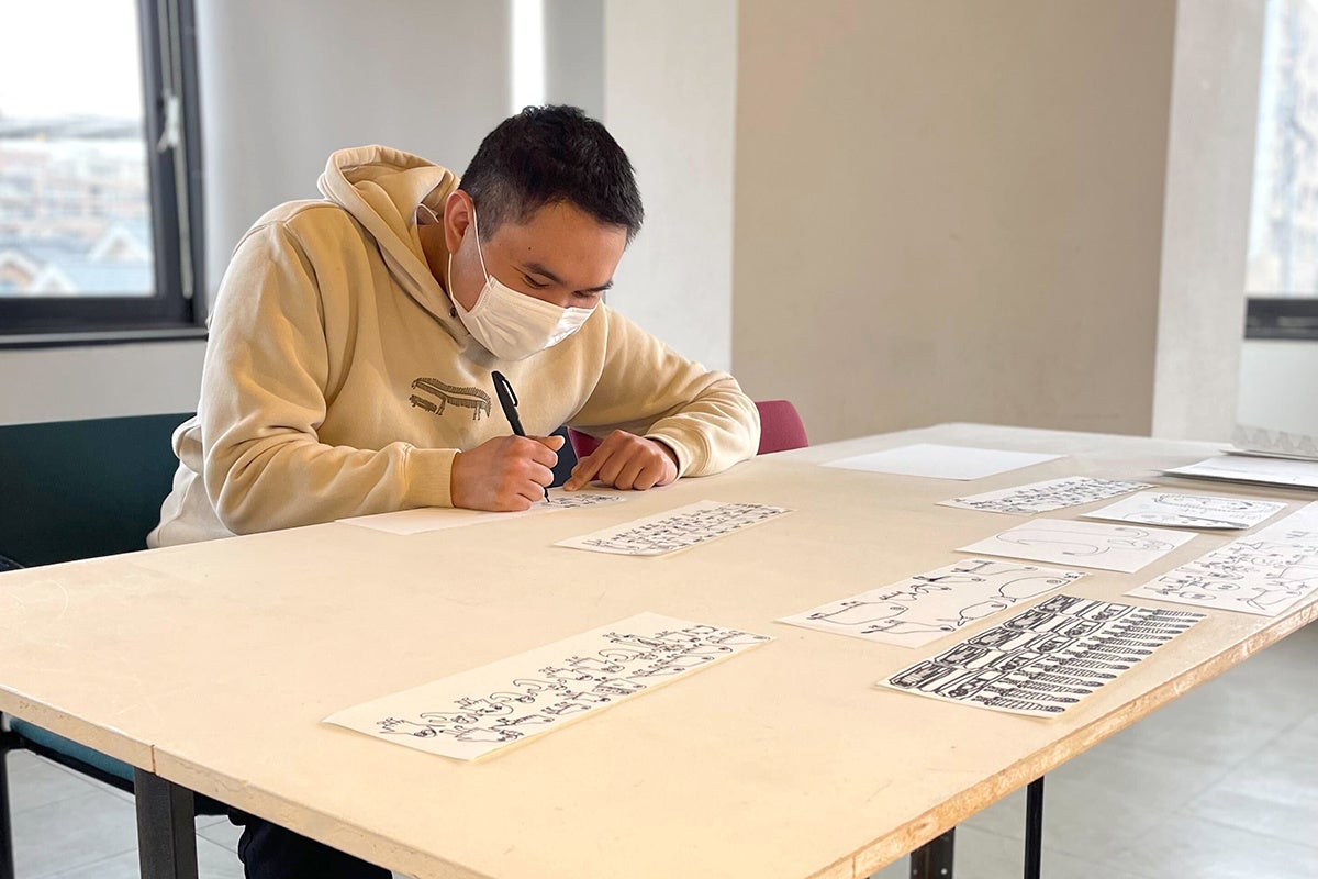 フワリンの原画を描く菅光輝さん