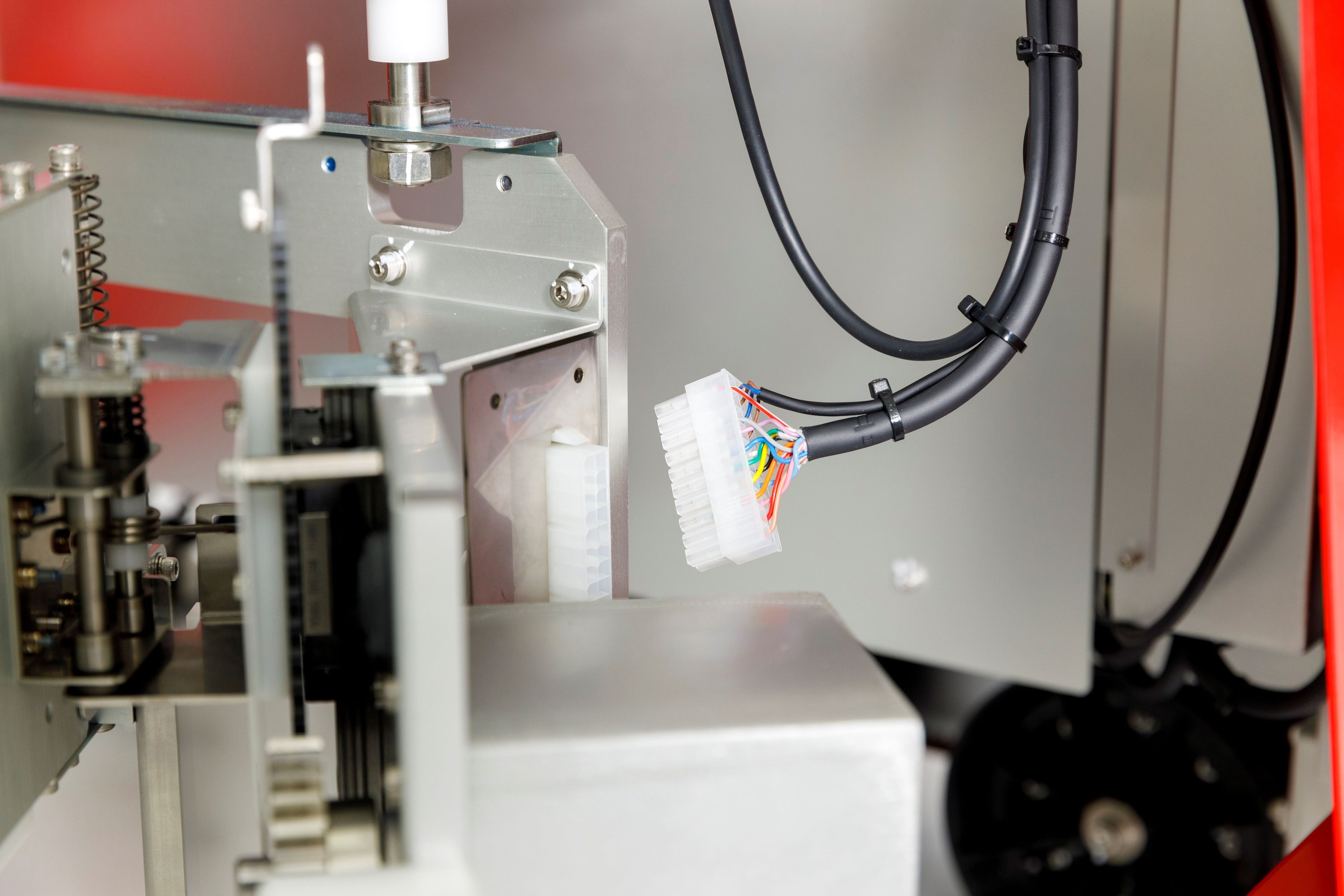 コードの抜き差しで簡単に左右のユニットを分割可能