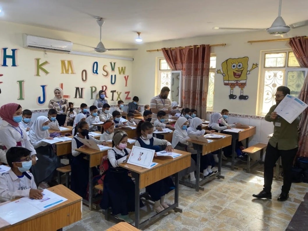 授業は全てイラク現地で雇用したスタッフで行われる。できるだけ手を動かして学ぶカリキュラムで構成