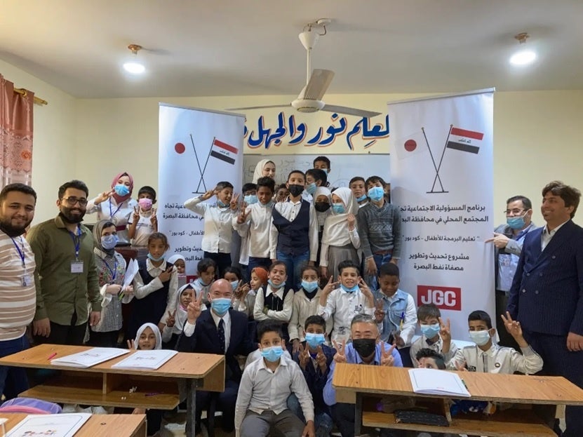 初回の授業を終えて、生徒やスタッフと