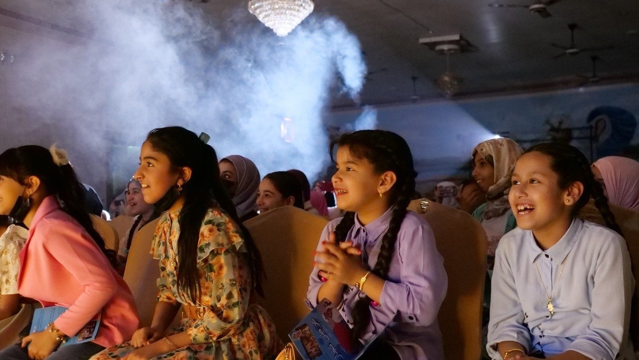 イラクの公立小学校に対する科学教育プログラムには実験が含まれておらず、参加した子供たちは初めて見る科学実験に非常に関心が高い