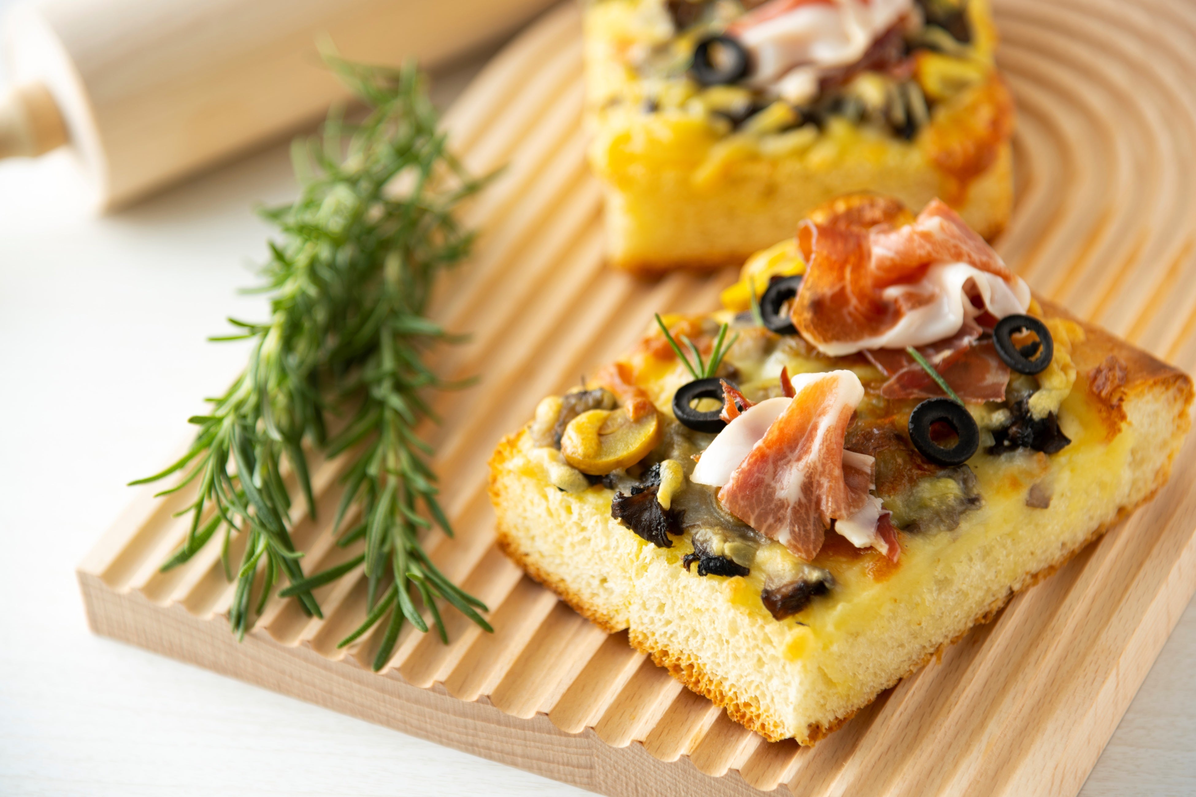 「生ハムときのこのピザブレッド」