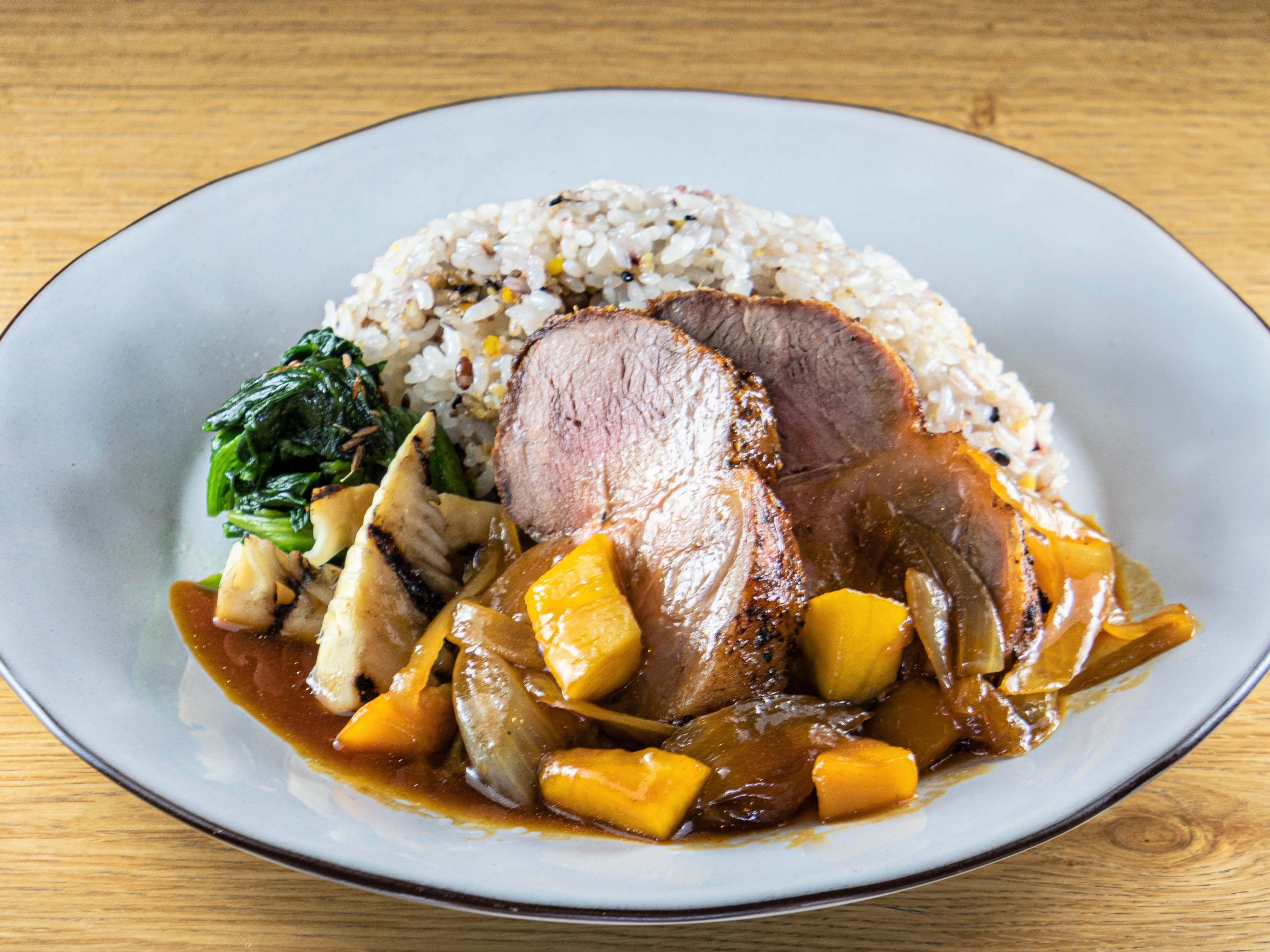 【TIC TOKYO】宮古島ランチフェア 豚肩肉のロースト宮古島産マンゴーのポリネシアンソース