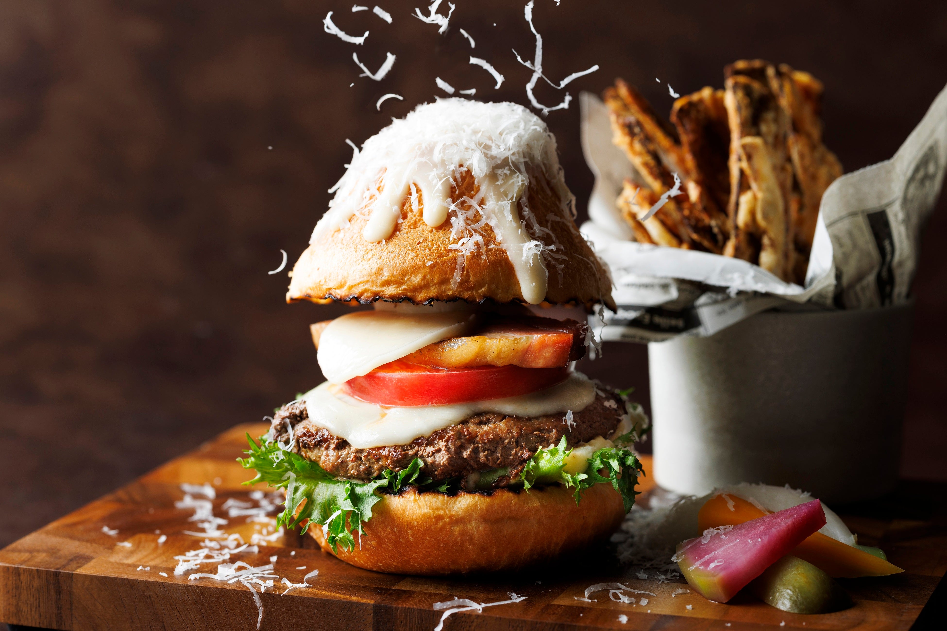 「粉雪降り積もる富士山バーガー」イメージ