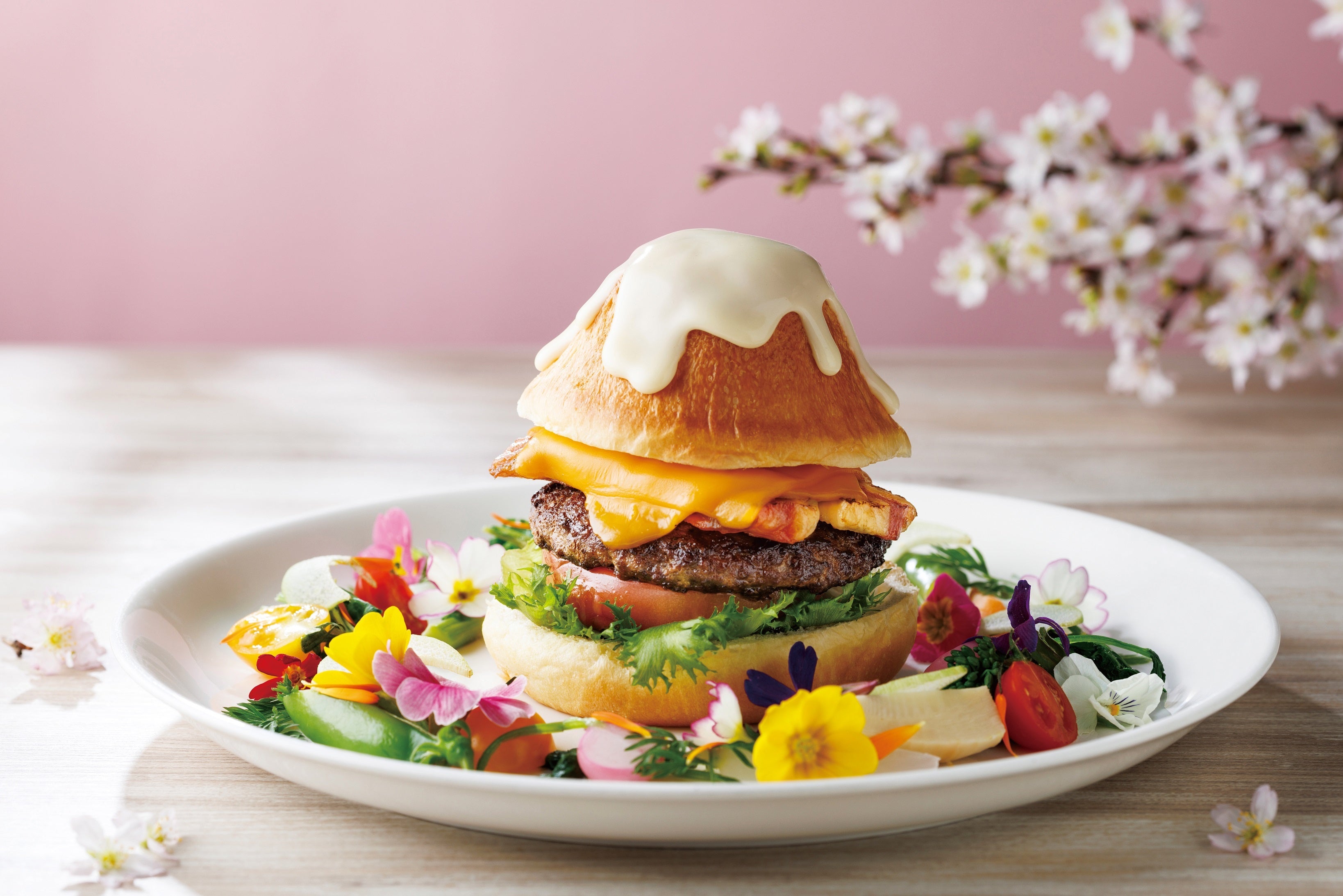 「甲州ワインビーフの”春色”富士山バーガー」イメージ
