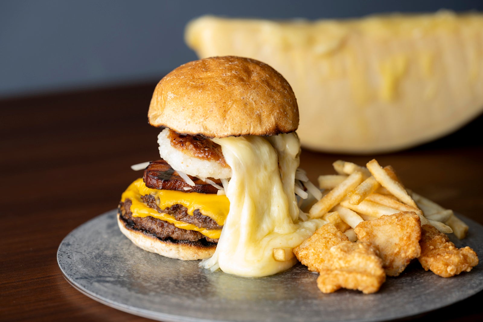 【コートヤード・バイ・マリオット 白馬】信州郷土料理×信州和牛の贅沢バーガーが今冬も登場「信州和牛とラクレットチーズのハンバーガー」を発売