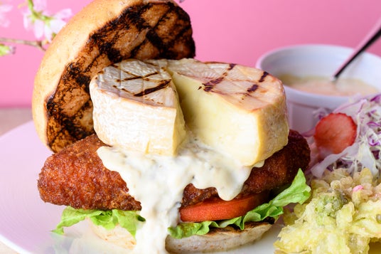 【コートヤード・バイ・マリオット白馬】「安曇野わさび薫る 白馬豚カツ×カマンベールバーガー白馬そだちのイチゴと2種のキャベツのサラダ」を発売 【コートヤード・バイ・マリオット白馬】「安曇野わさび薫る 白馬豚カツ×カマンベールバーガー白馬そだちのイチゴと2種のキャベツのサラダ」を発売