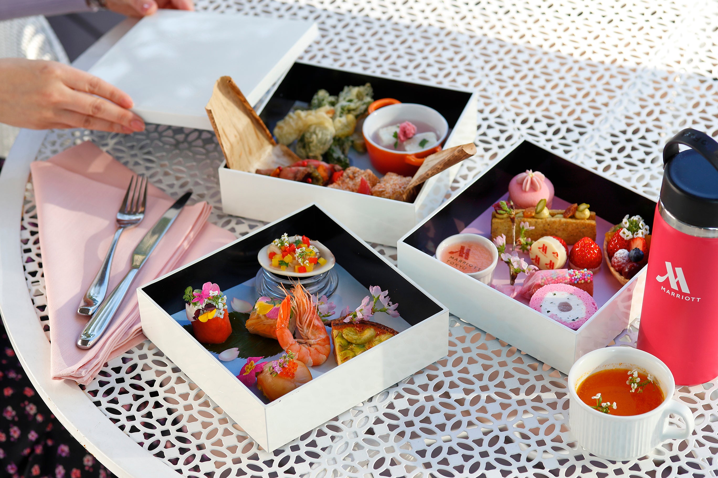 東京マリオットホテル 桜の名所 御殿山で麗らかな春を堪能するお花見ランチメニューを提供 森トラスト ホテルズ リゾーツ株式会社のプレスリリース