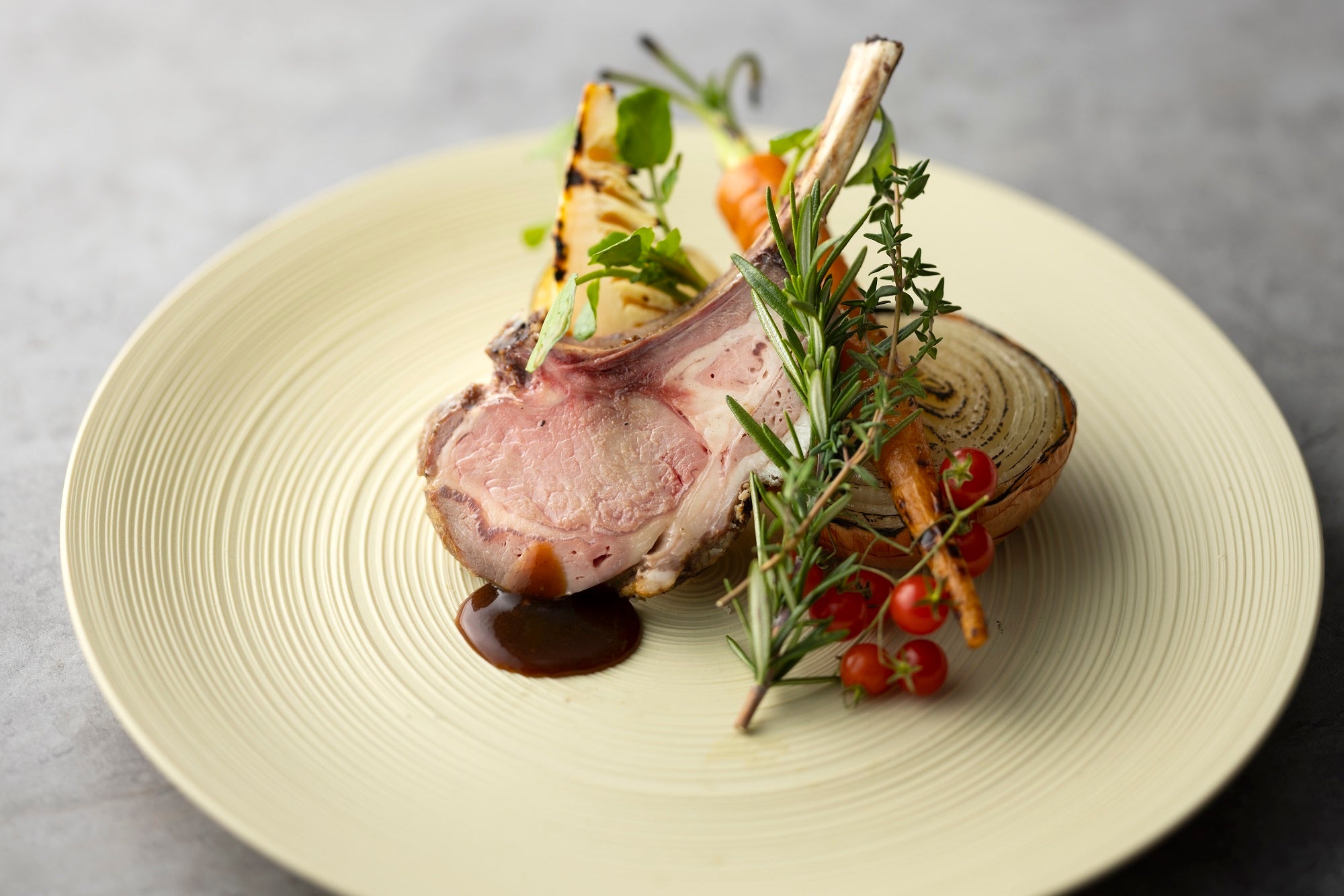 骨付き仔羊と姫筍の香草グリル