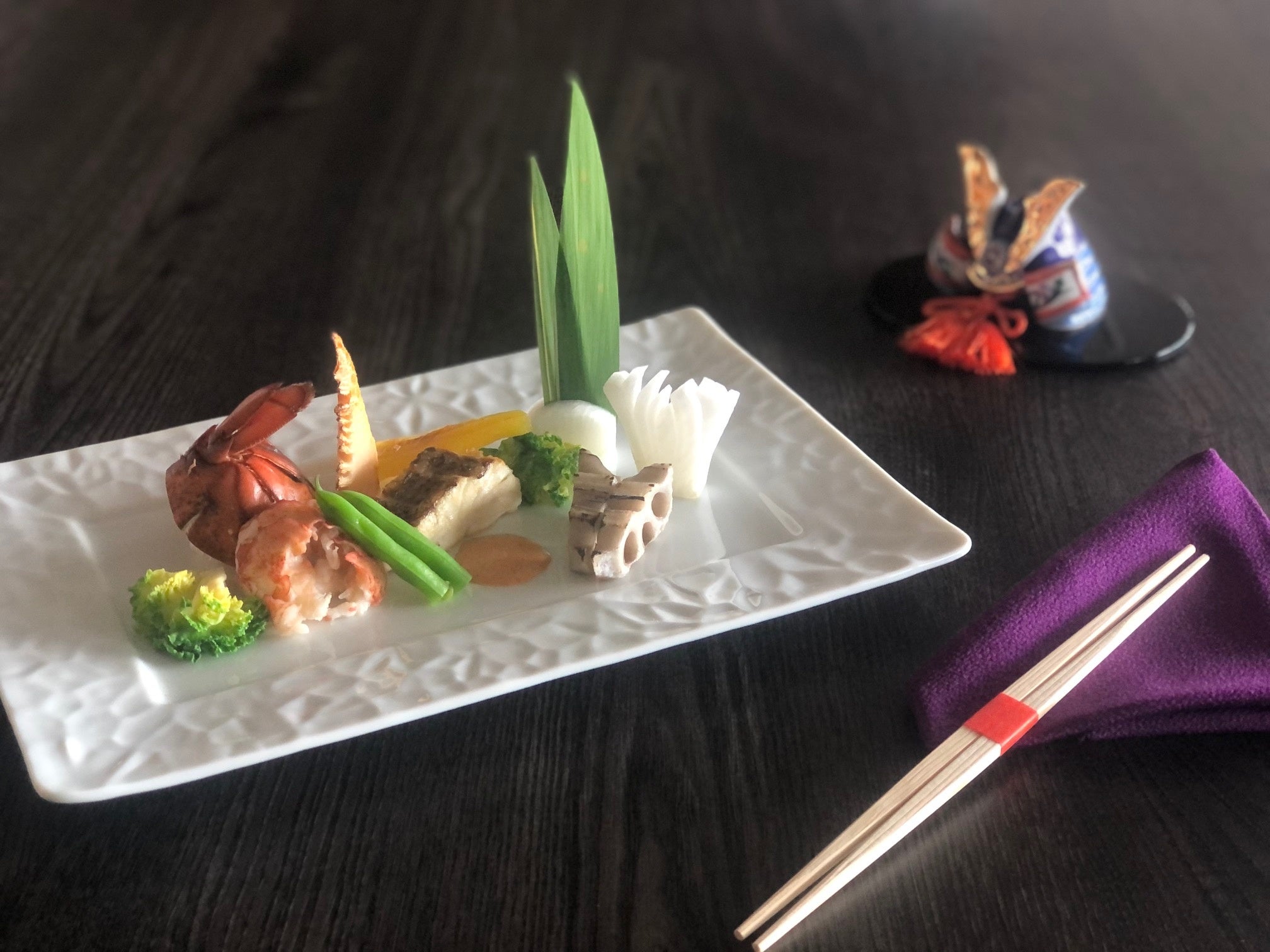 兜をモチーフにしたオマール海老、鯛のソテー　イメージ