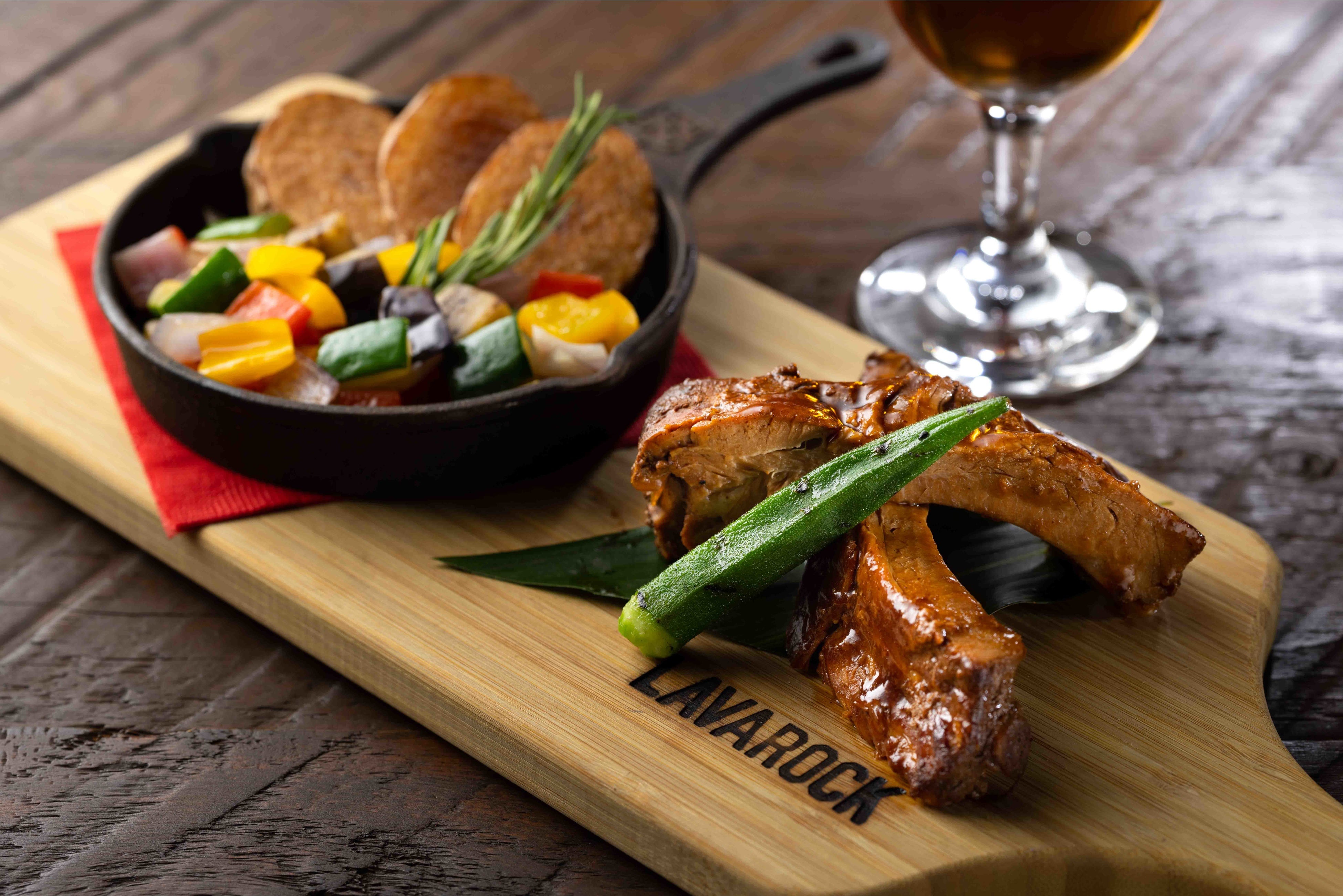 ポークバックリブのバーボンBBQソース夏野菜とポテトのスキレット