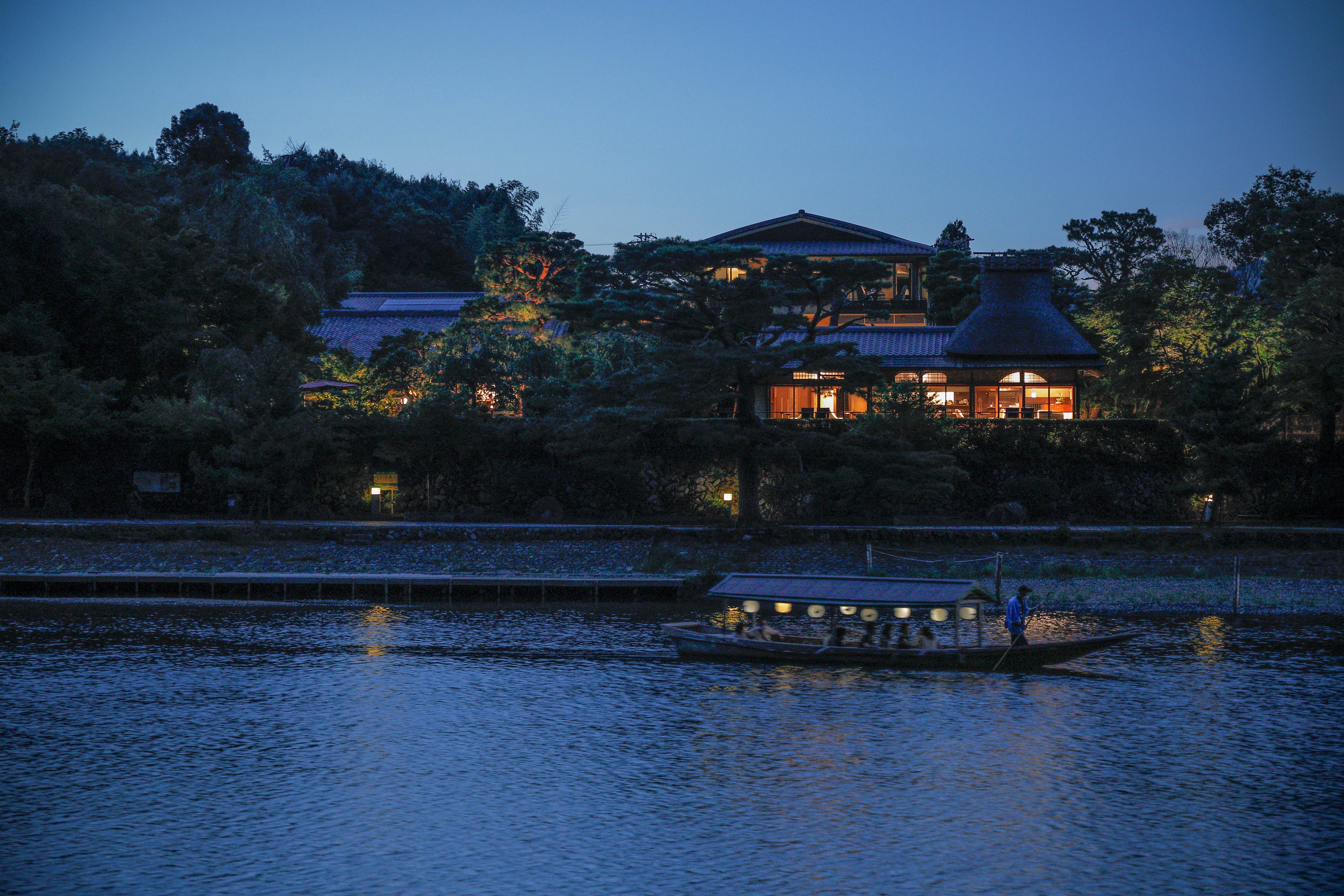 薄暮のホテルと屋形船イメージ