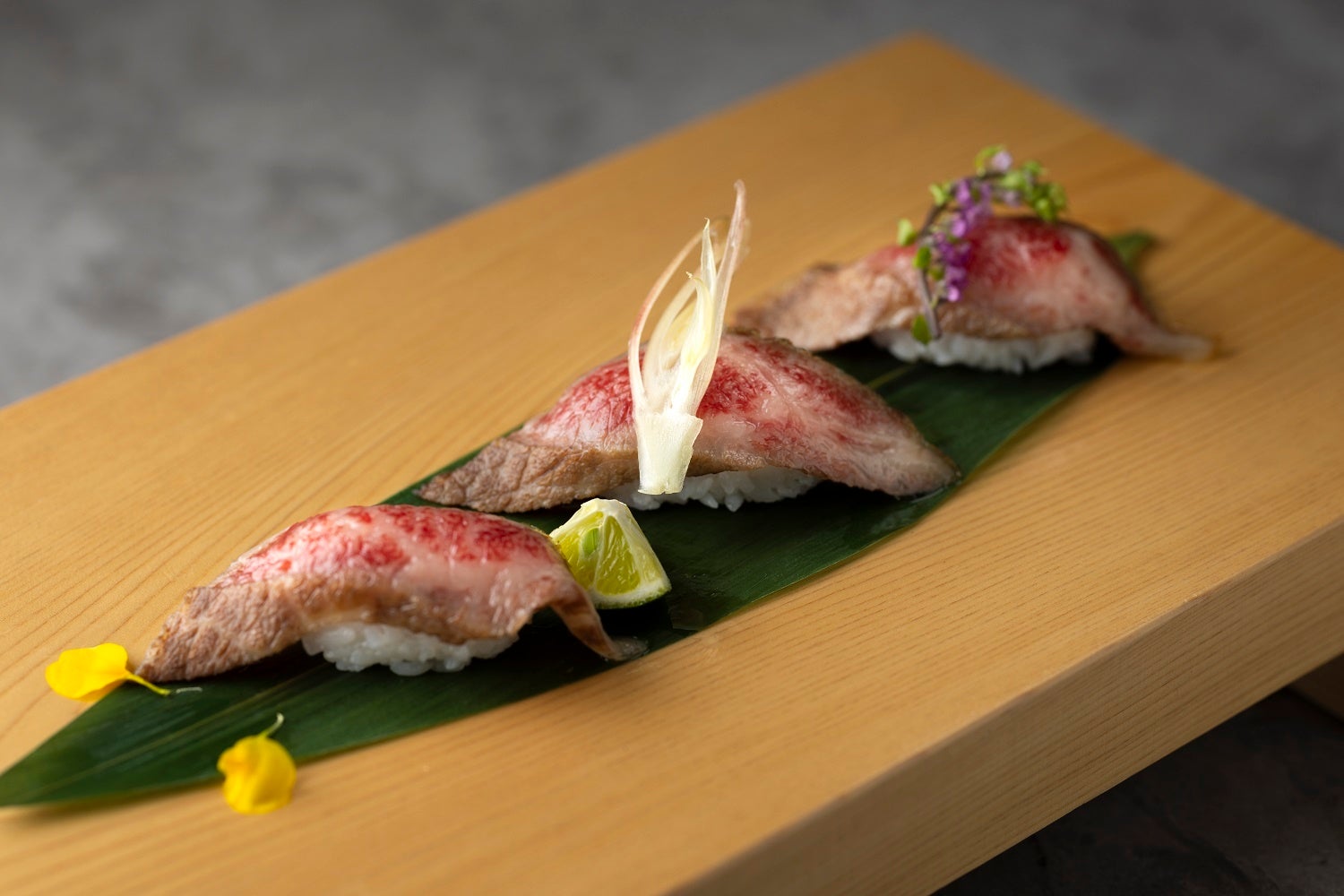 黒毛和牛の炙り寿しイメージ