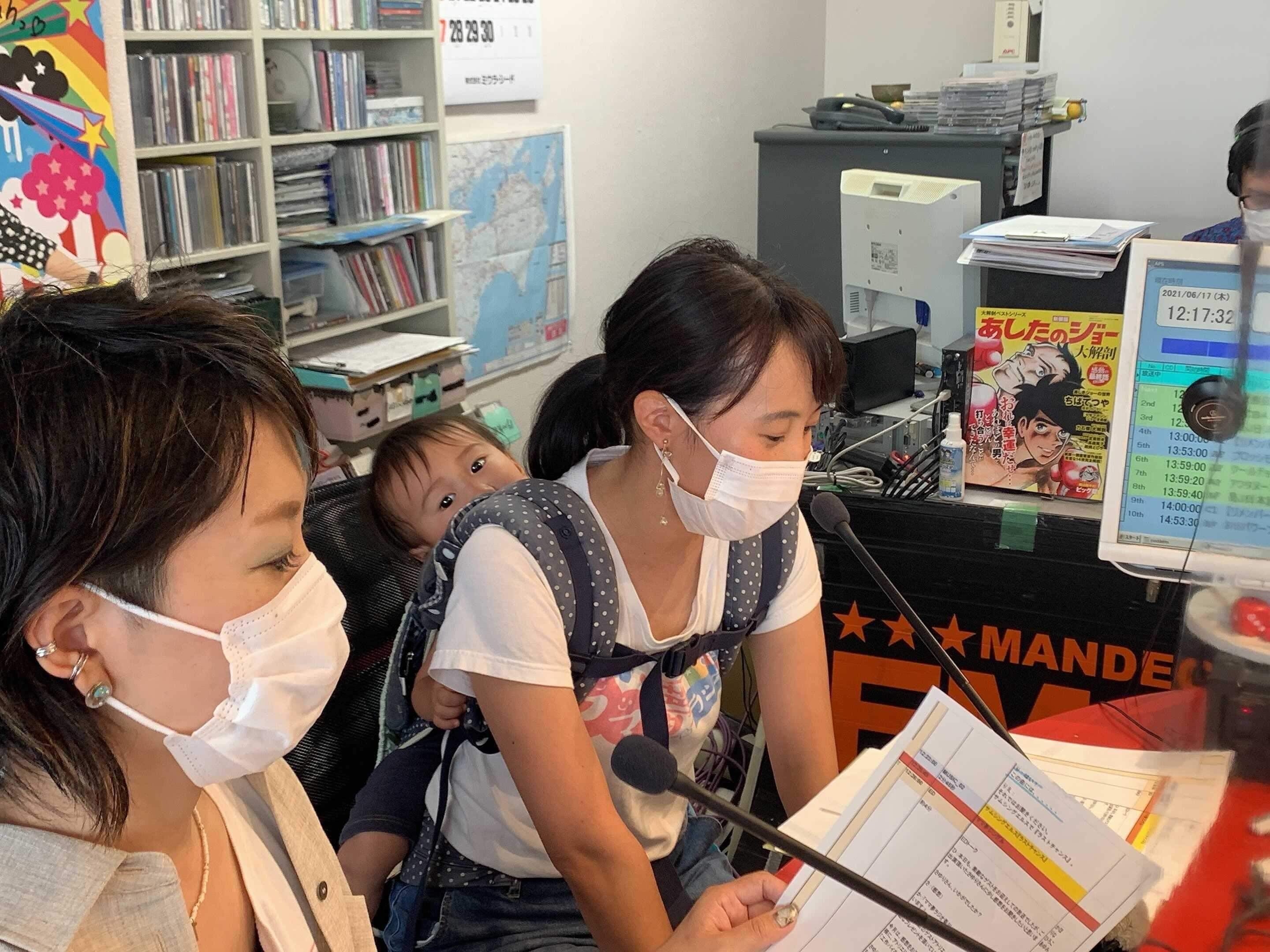 子供をおんぶしてラジオ番組の収録に臨むママ夢ラジオ香川パーソナリティ