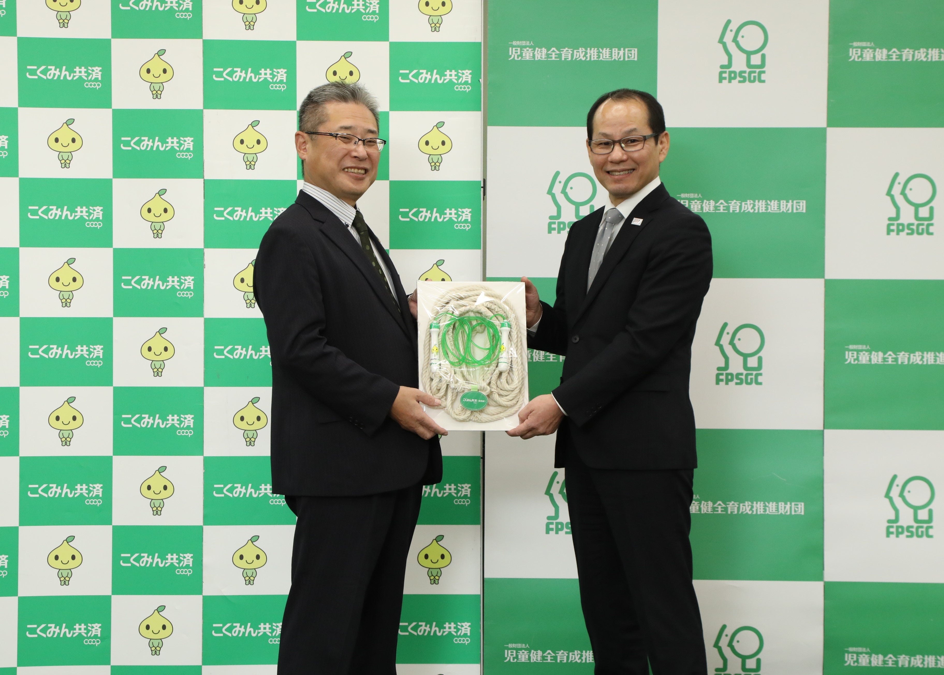 児童健全育成推進財団へなわとび・長なわを26,168本寄贈 | 全国労働者