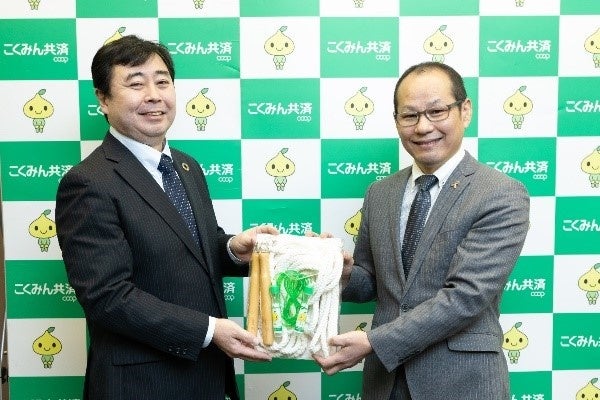 なわとび・長なわ寄贈の様子 （左）こくみん共済 coop：渡邊常務執行役員　 （右）児童健全育成推進財団：依田業務執行理事