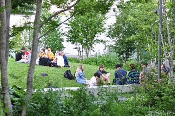 2階「戸山の丘」芝生マウンドに集う学生たち