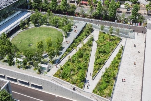 1階レベルと2階レベルを繋ぐ「戸山の丘」のスロープ