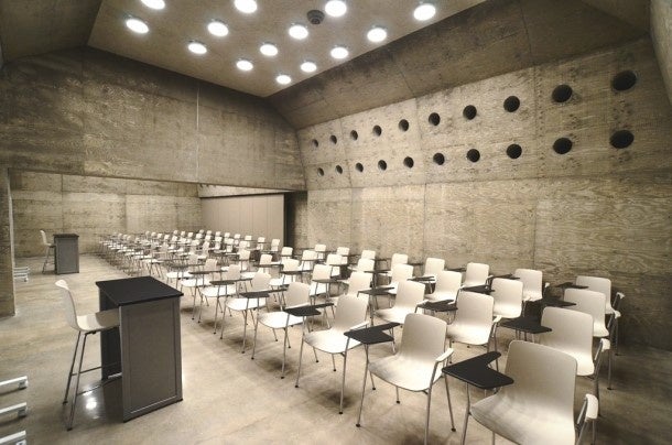 １F　ミーティングルーム：授業や部活で使用